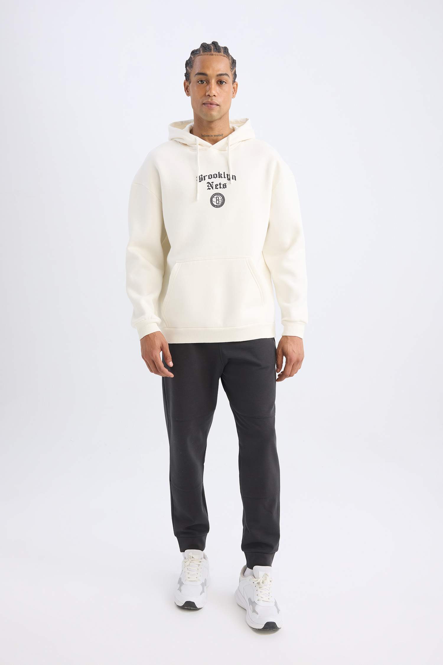 NBA Brooklyn Nets Comfort Fit Rahat Kalıp Kapüşonlu Kalın Sırt Baskılı Sweatshirt