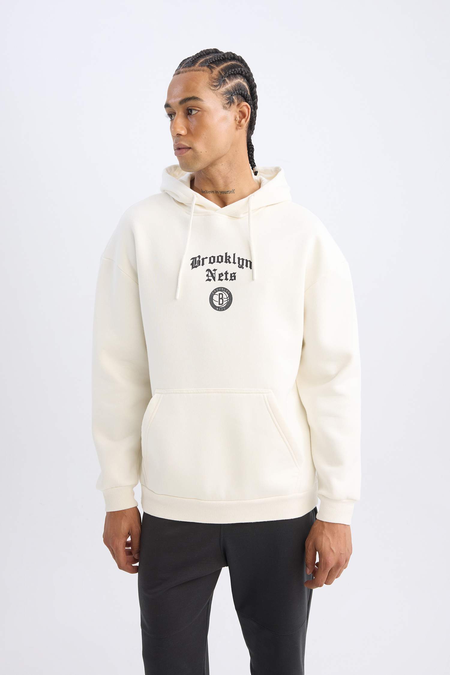 NBA Brooklyn Nets Comfort Fit Rahat Kalıp Kapüşonlu Kalın Sırt Baskılı Sweatshirt