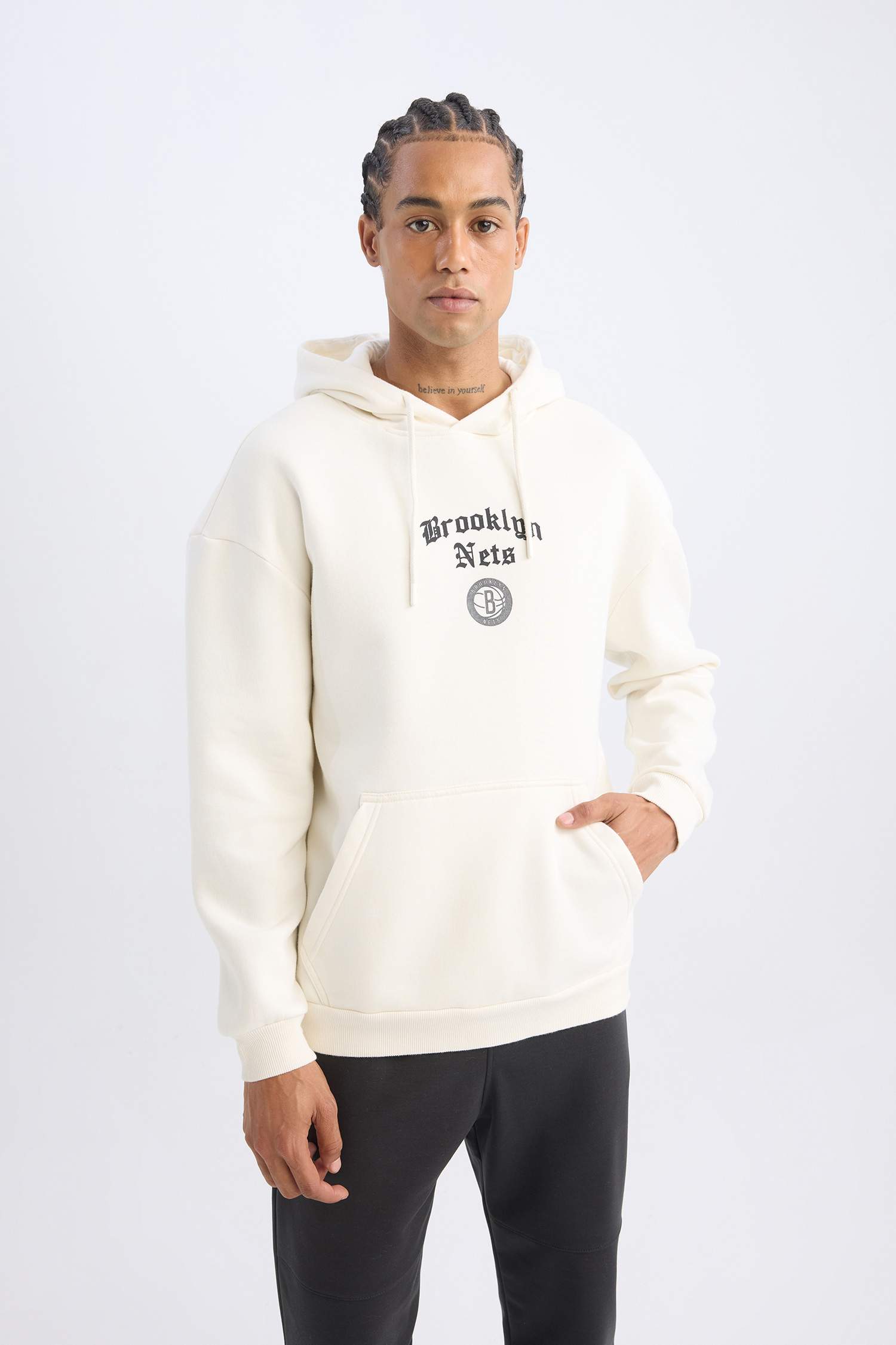 NBA Brooklyn Nets Comfort Fit Rahat Kalıp Kapüşonlu Kalın Sırt Baskılı Sweatshirt