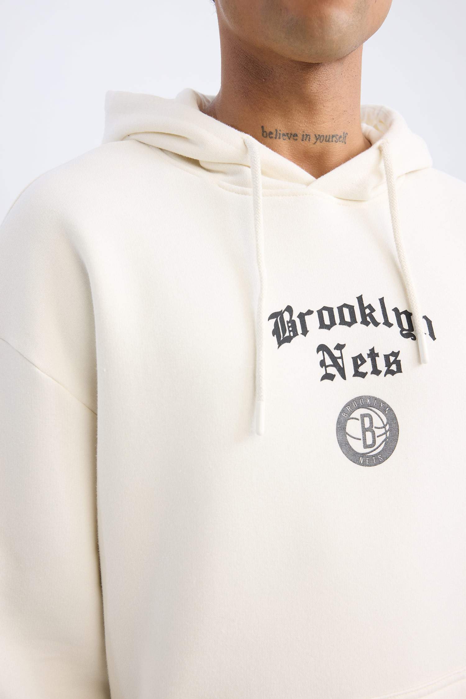 NBA Brooklyn Nets Comfort Fit Rahat Kalıp Kapüşonlu Kalın Sırt Baskılı Sweatshirt