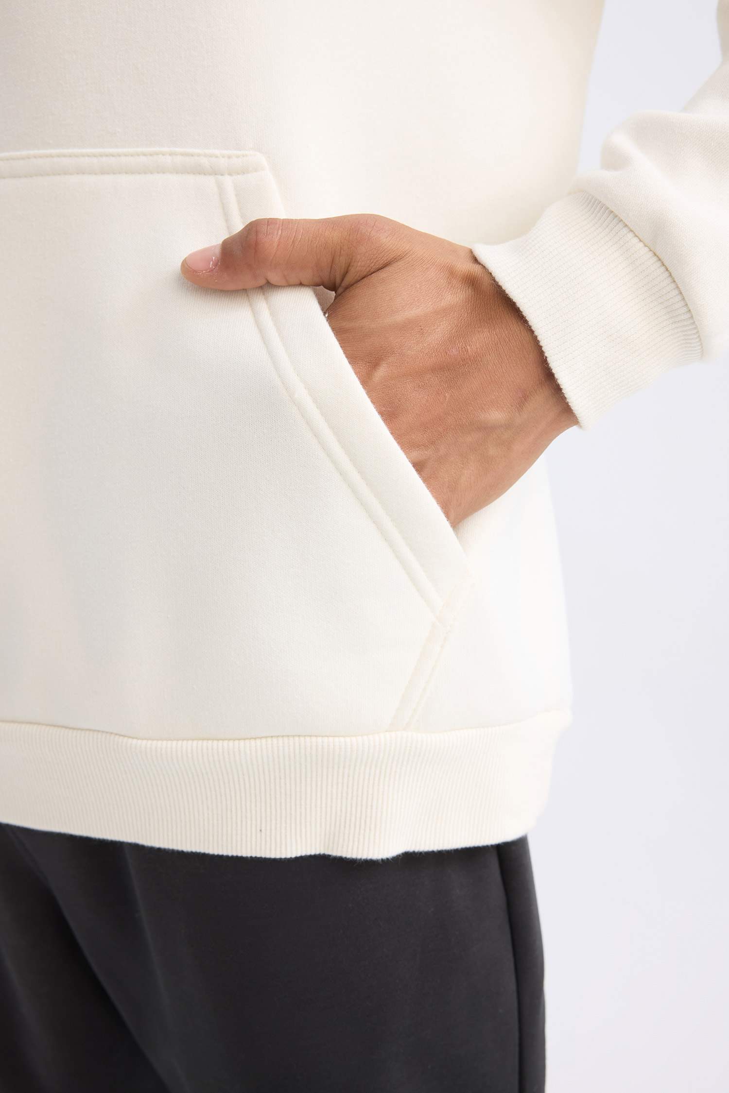 NBA Brooklyn Nets Comfort Fit Rahat Kalıp Kapüşonlu Kalın Sırt Baskılı Sweatshirt