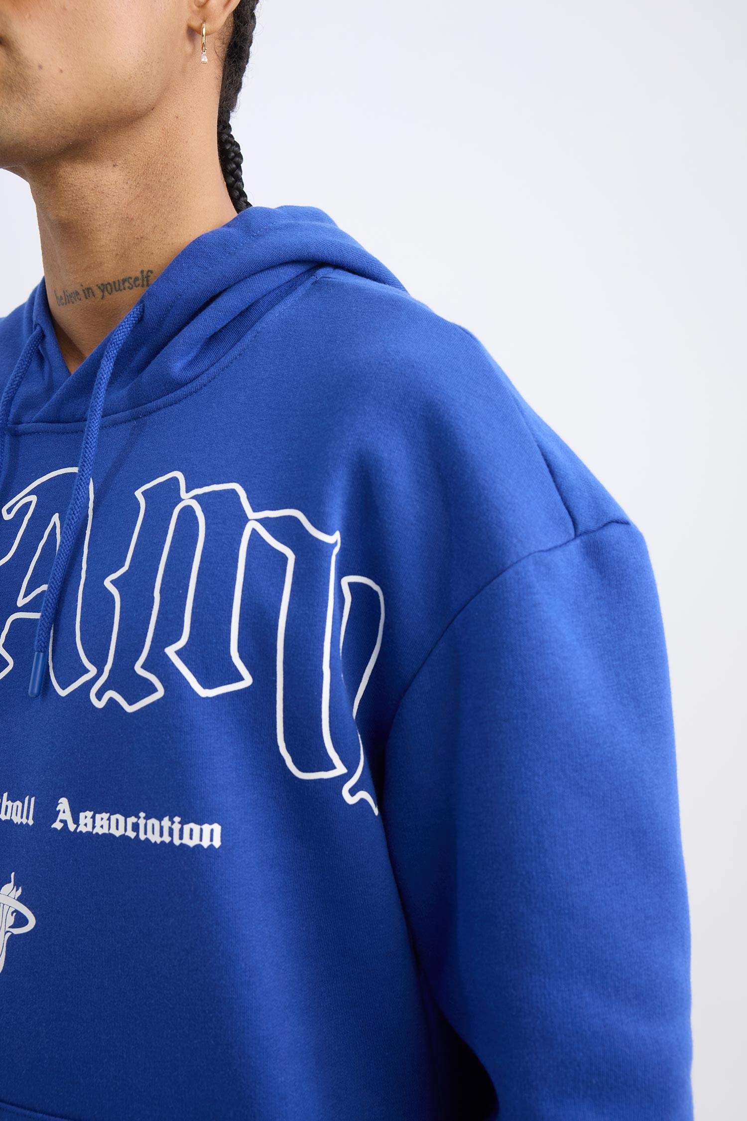 DeFactoFit NBA Miami Heat Boxy Fit Kapüşonlu Kanguru Cepli Kalın Sweatshirt