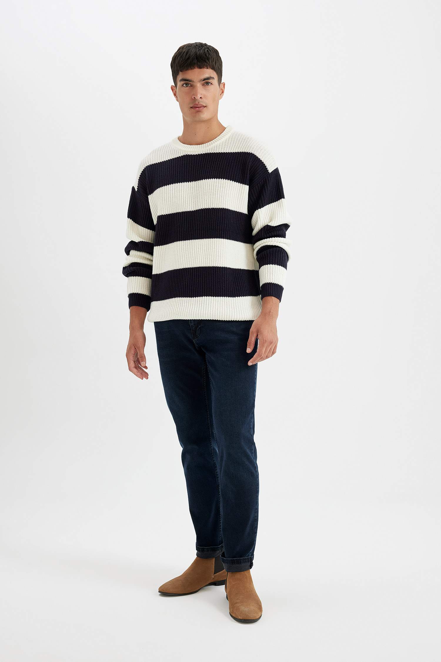 Свитер свободного кроя с круглым вырезом