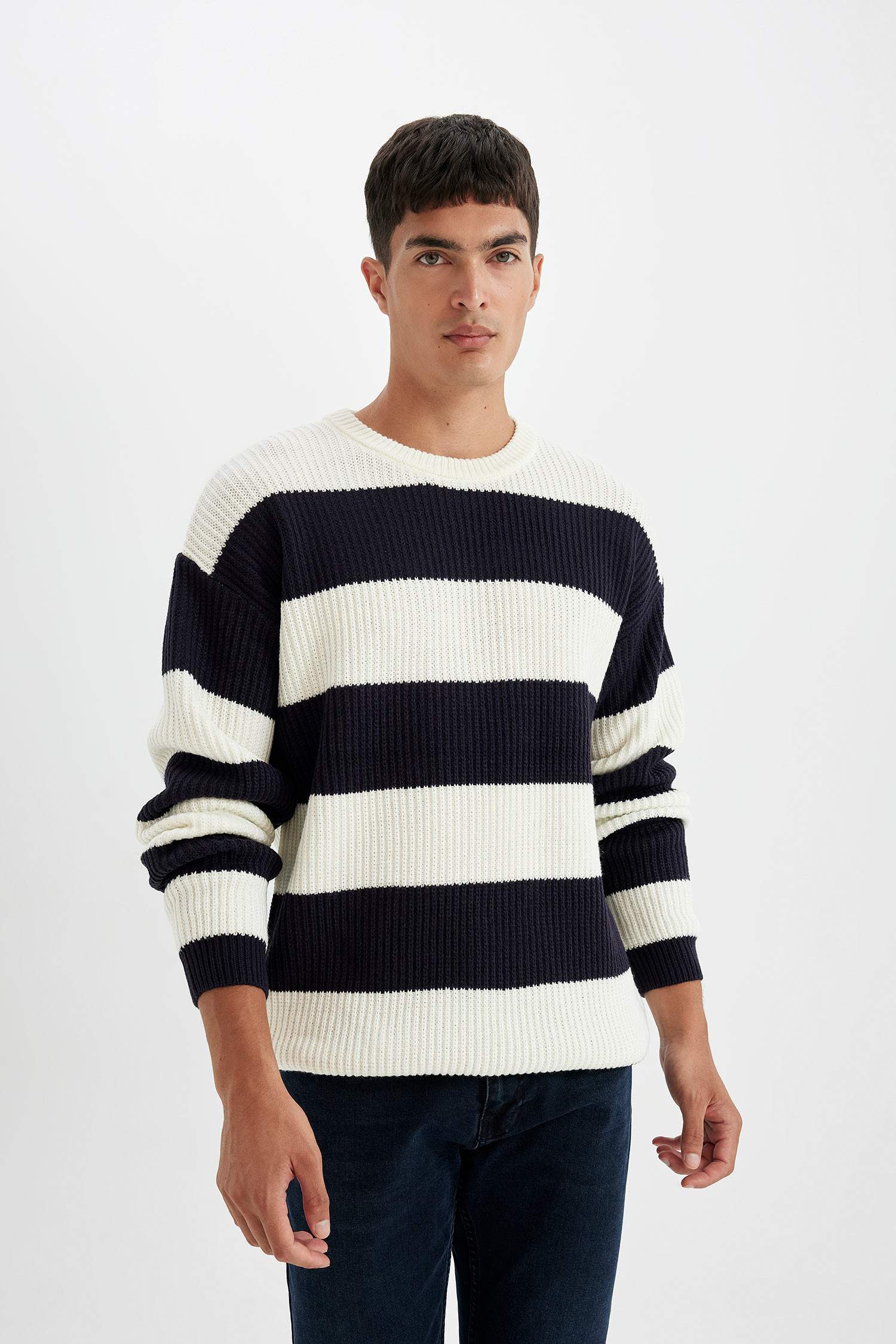 Свитер свободного кроя с круглым вырезом