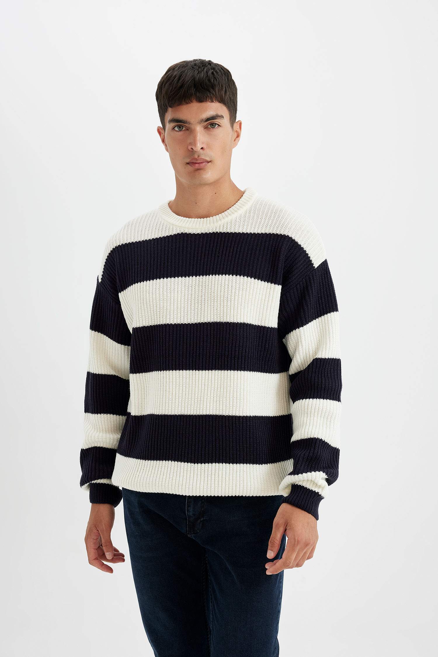 Свитер свободного кроя с круглым вырезом