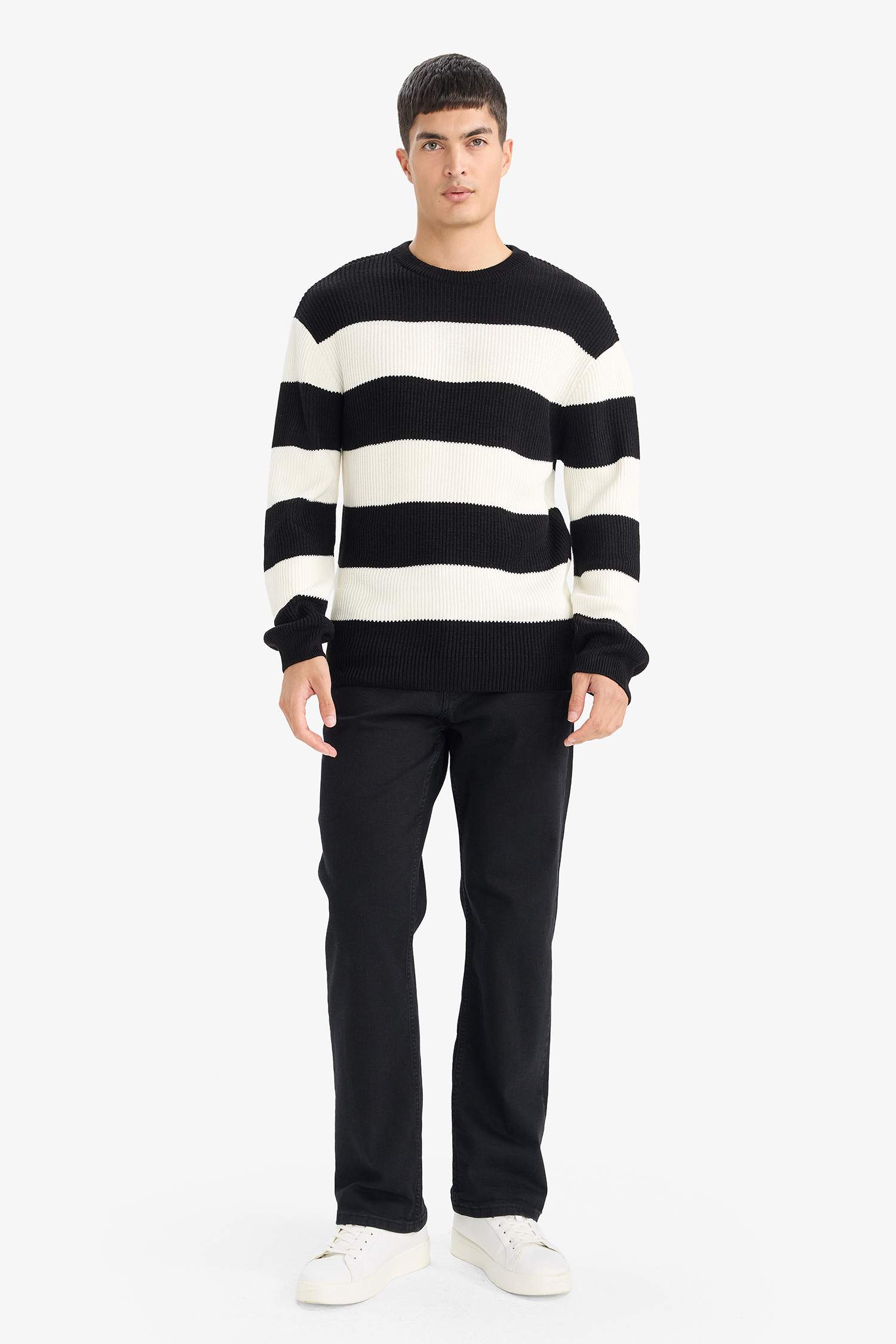 بلوفر تريكو قصة مريحة بياقة مستديرة