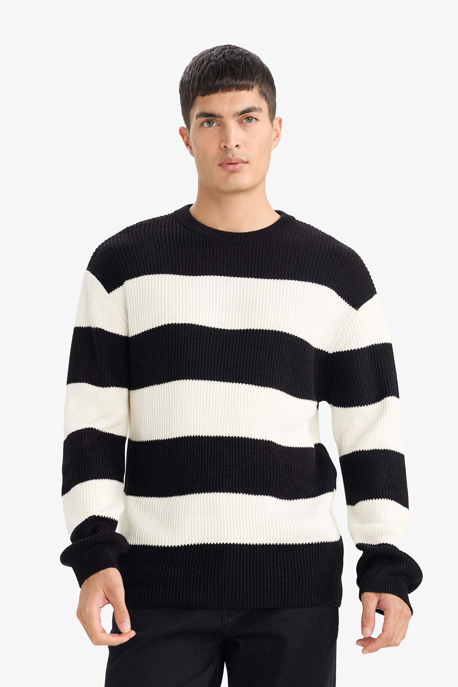 بلوفر تريكو قصة مريحة بياقة مستديرة