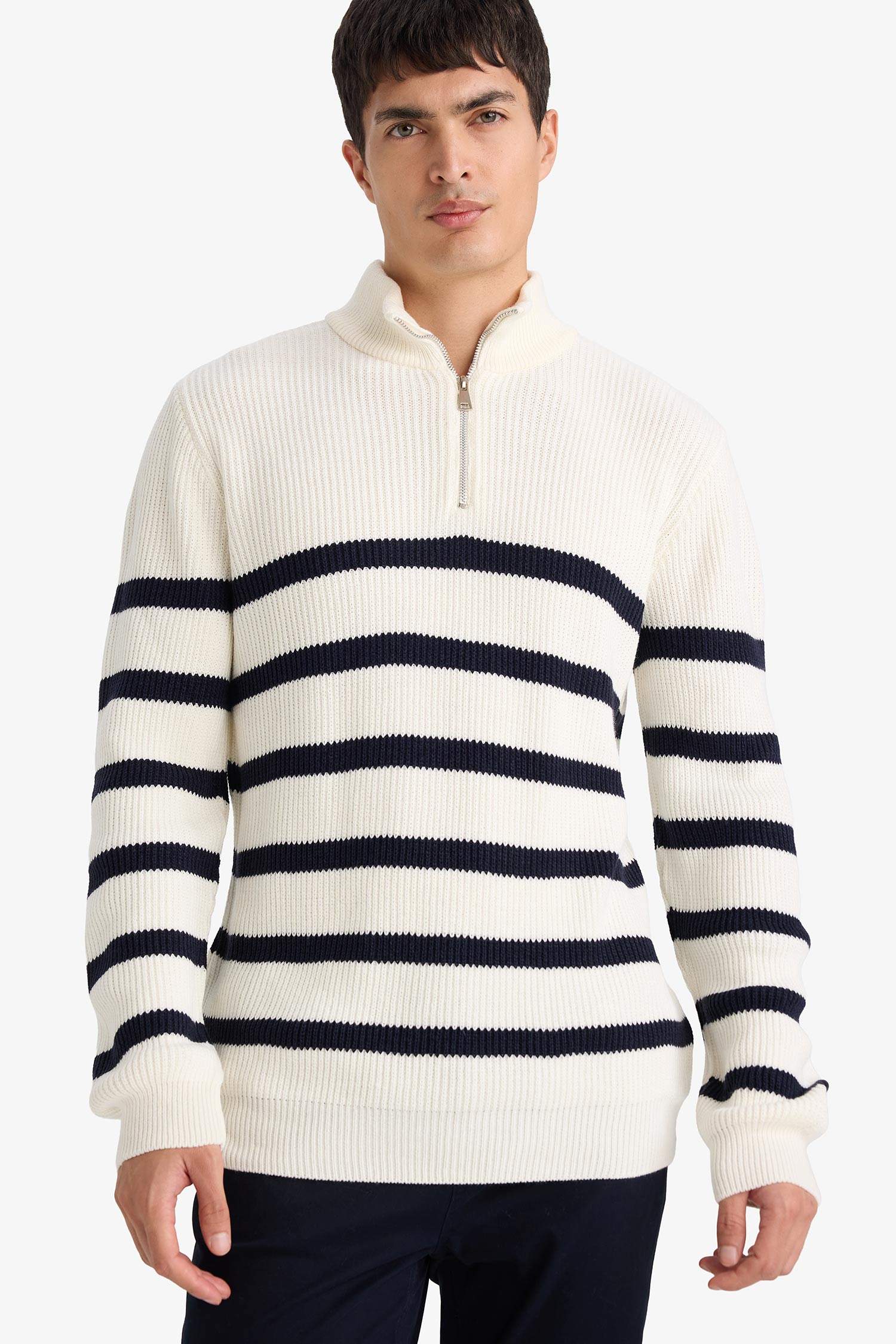 بلوفر تريكو قصة عادية برقبة عالية