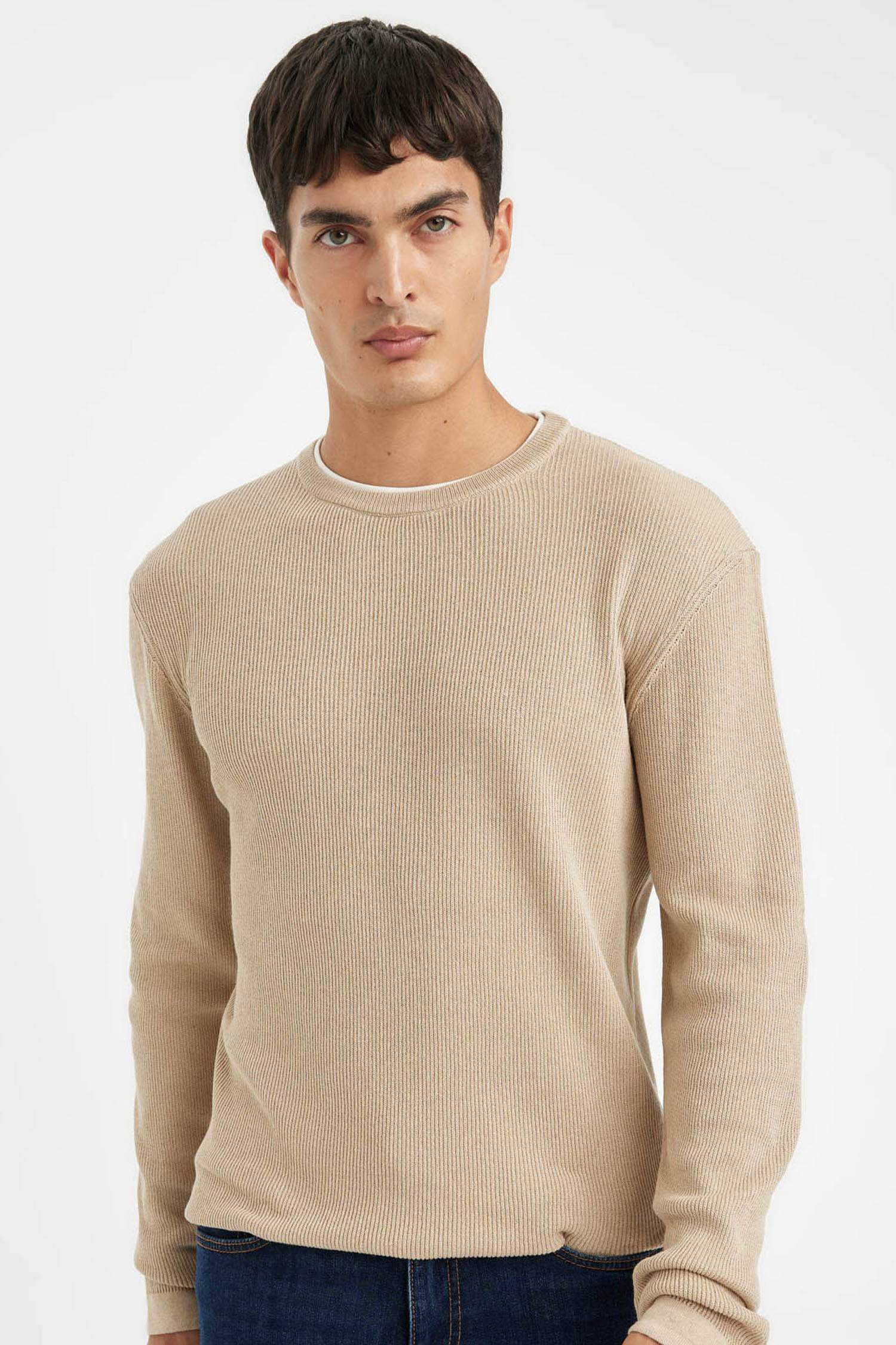 Свитер свободного кроя с круглым вырезом