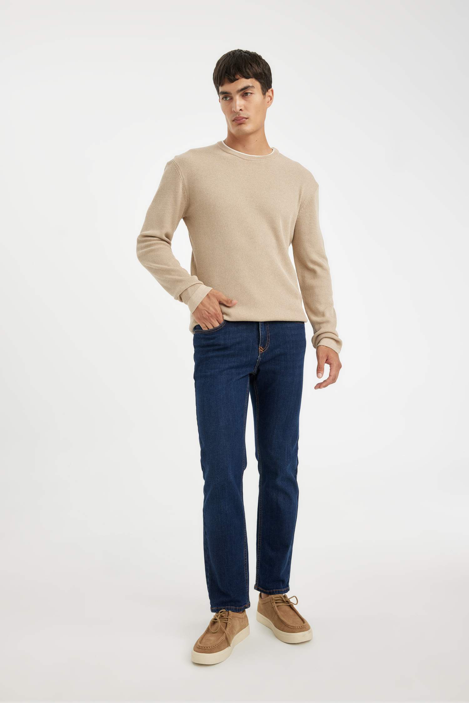 Свитер свободного кроя с круглым вырезом