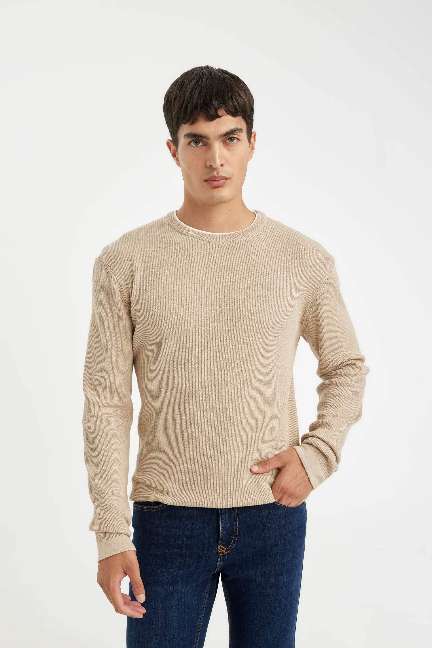 Свитер свободного кроя с круглым вырезом