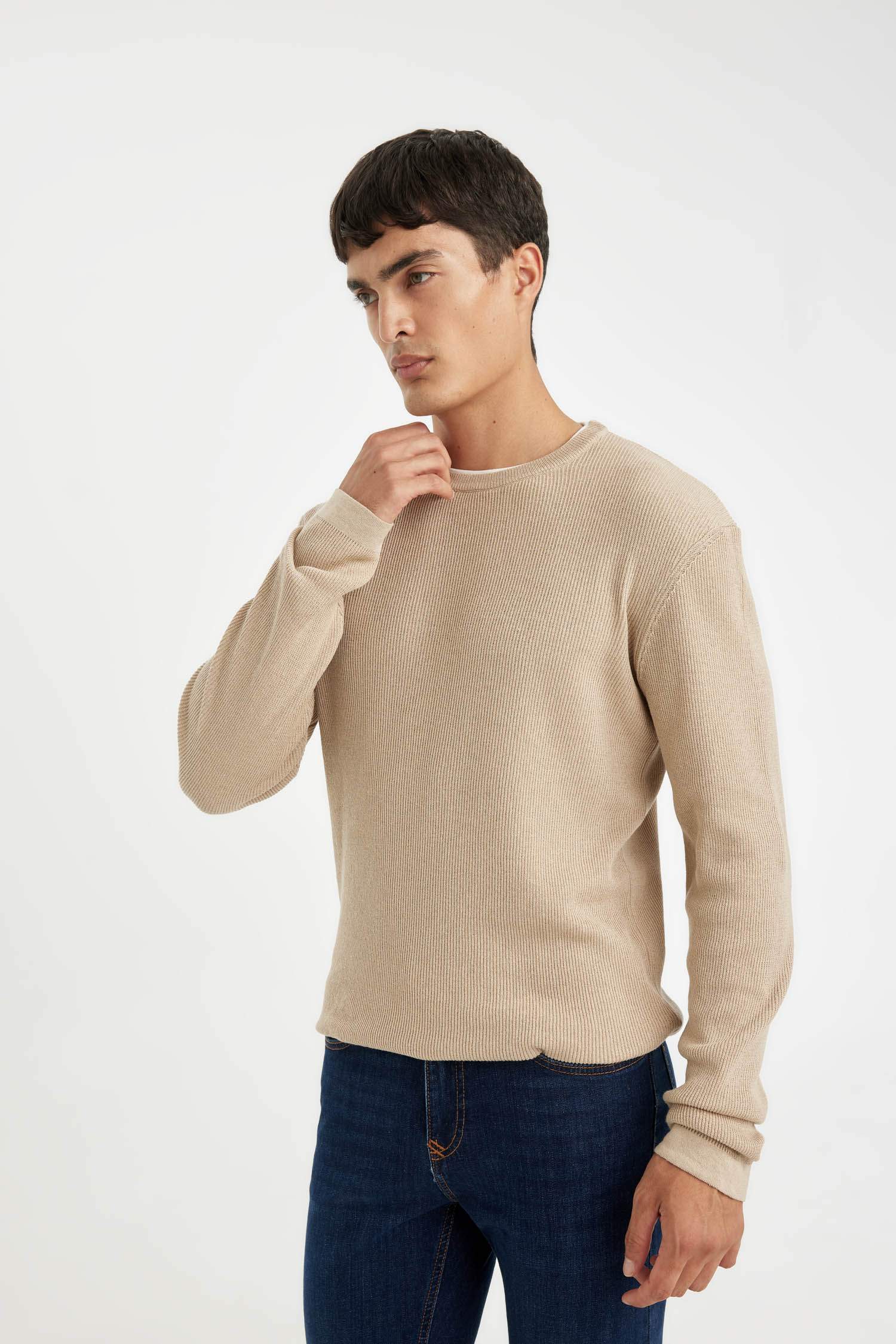 Свитер свободного кроя с круглым вырезом