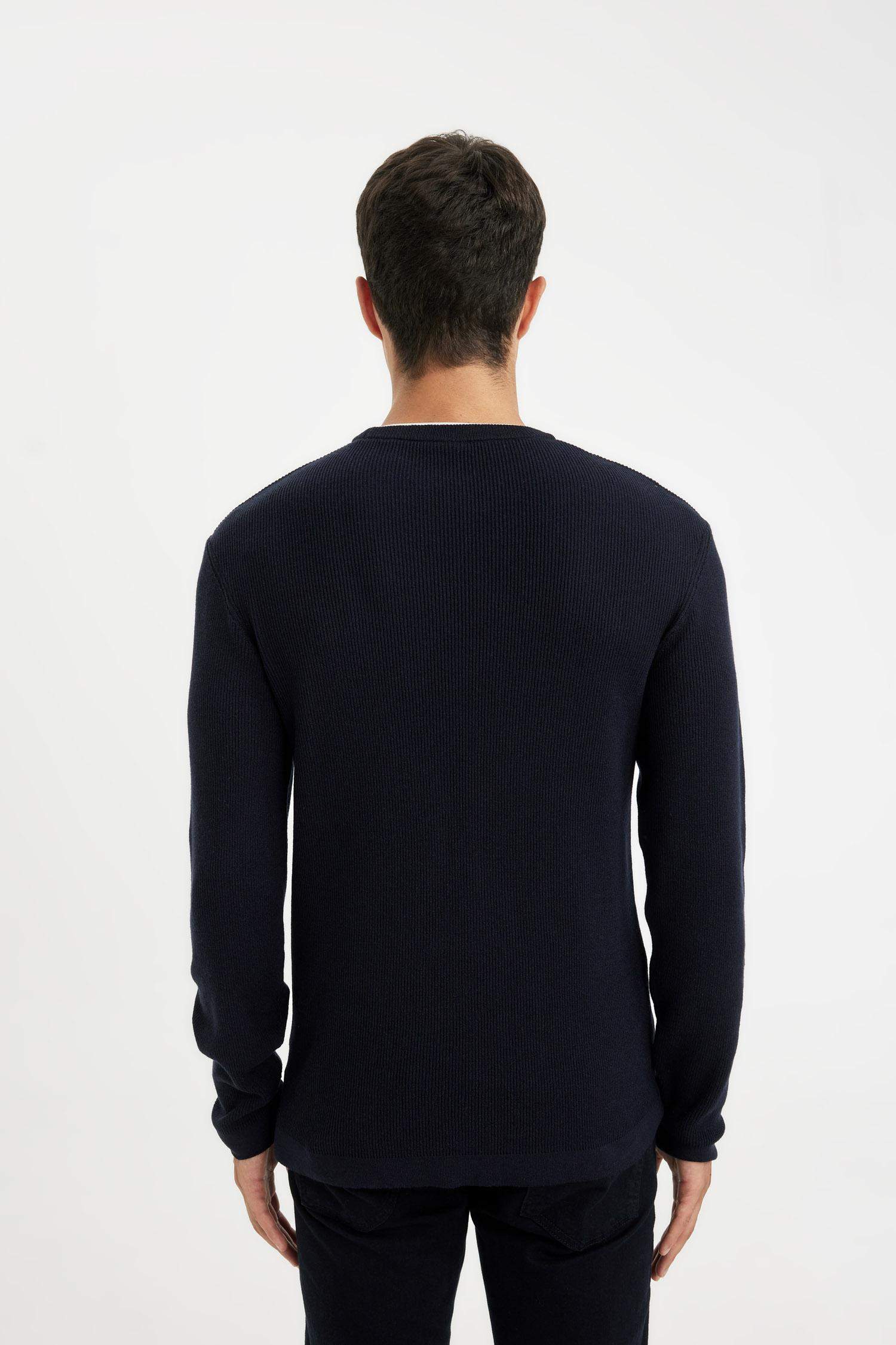 بلوفر تريكو قصة مريحة برقبة مستديرة