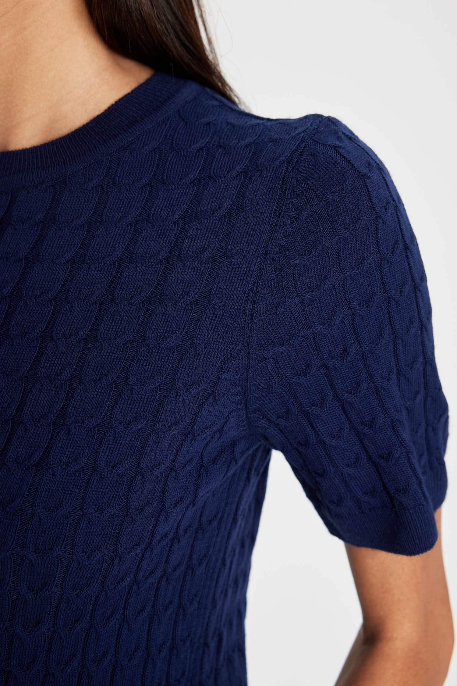 Regular Fit Bisiklet Yaka Saç Örgülü Kısa Kollu Triko Kazak