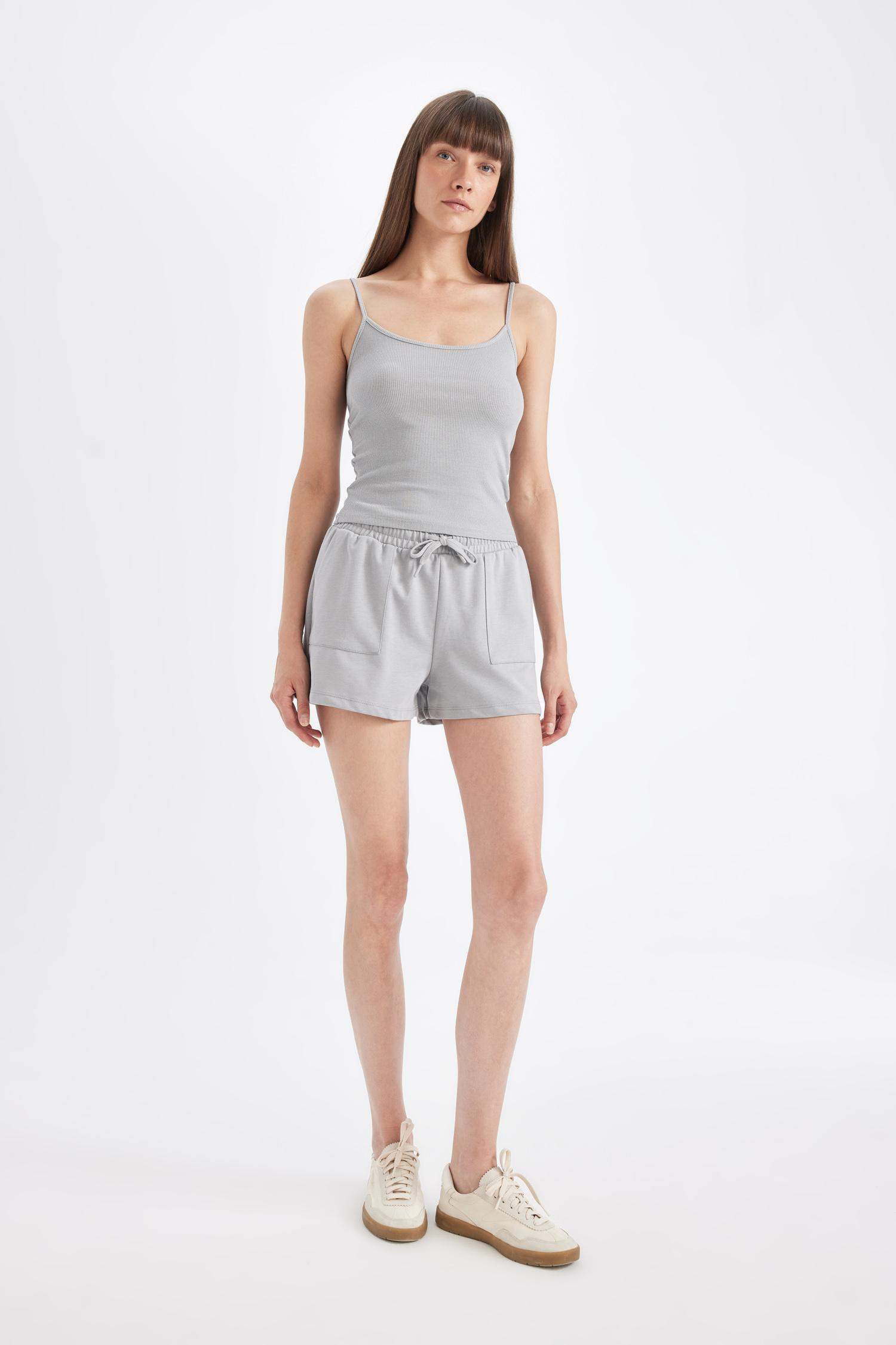 شورت برمودا قصة عادية