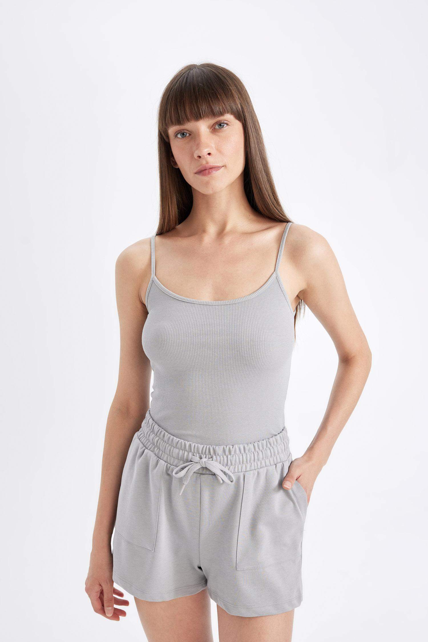 شورت برمودا قصة عادية