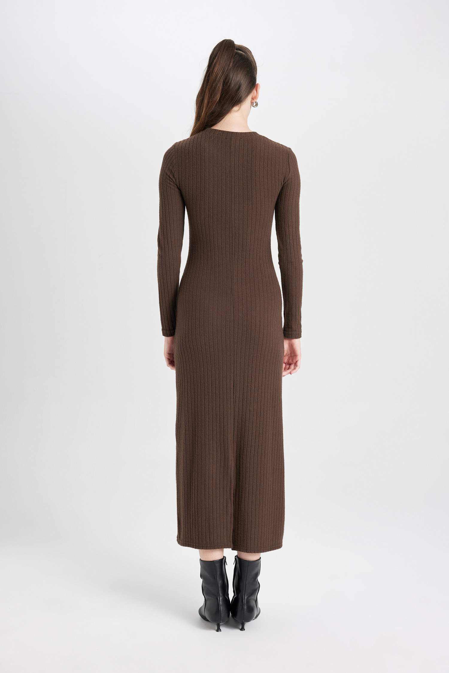 Платье базовое с длинным рукавом с круглым вырезом