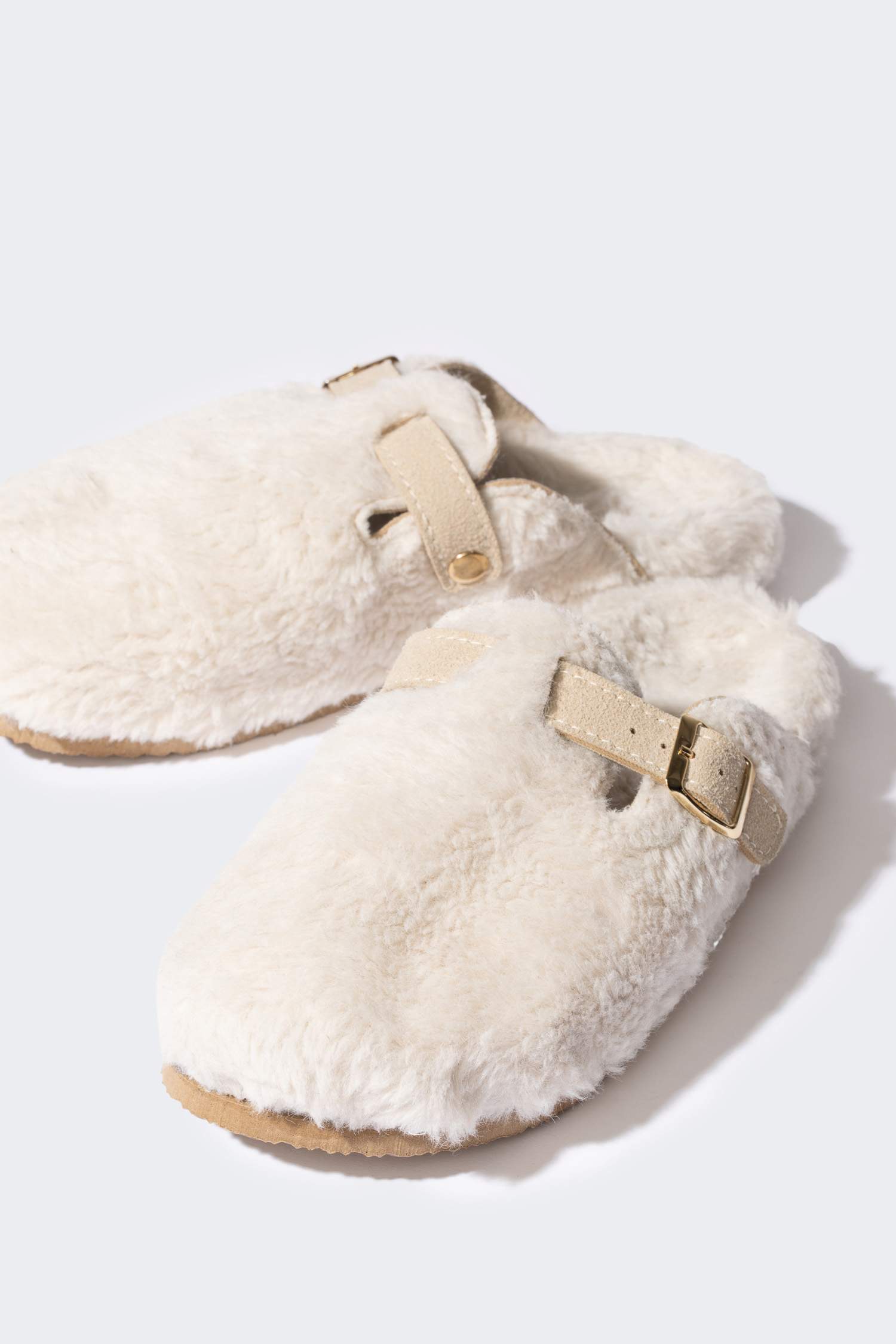 Kadın Düz Taban Toka Detaylı Ev Terliği