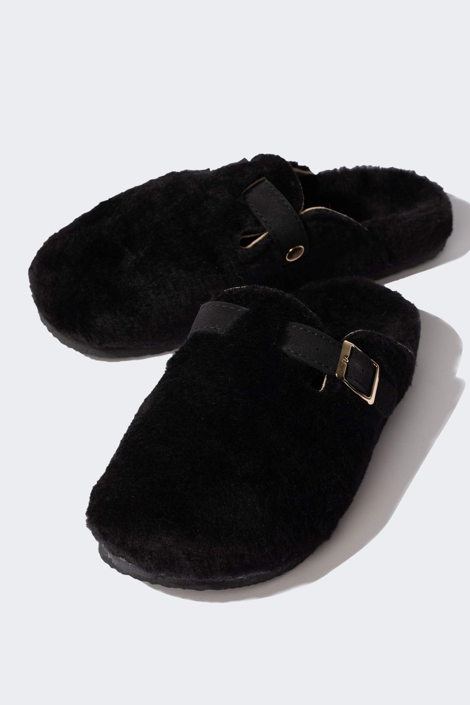 Kadın Düz Taban Toka Detaylı Ev Terliği