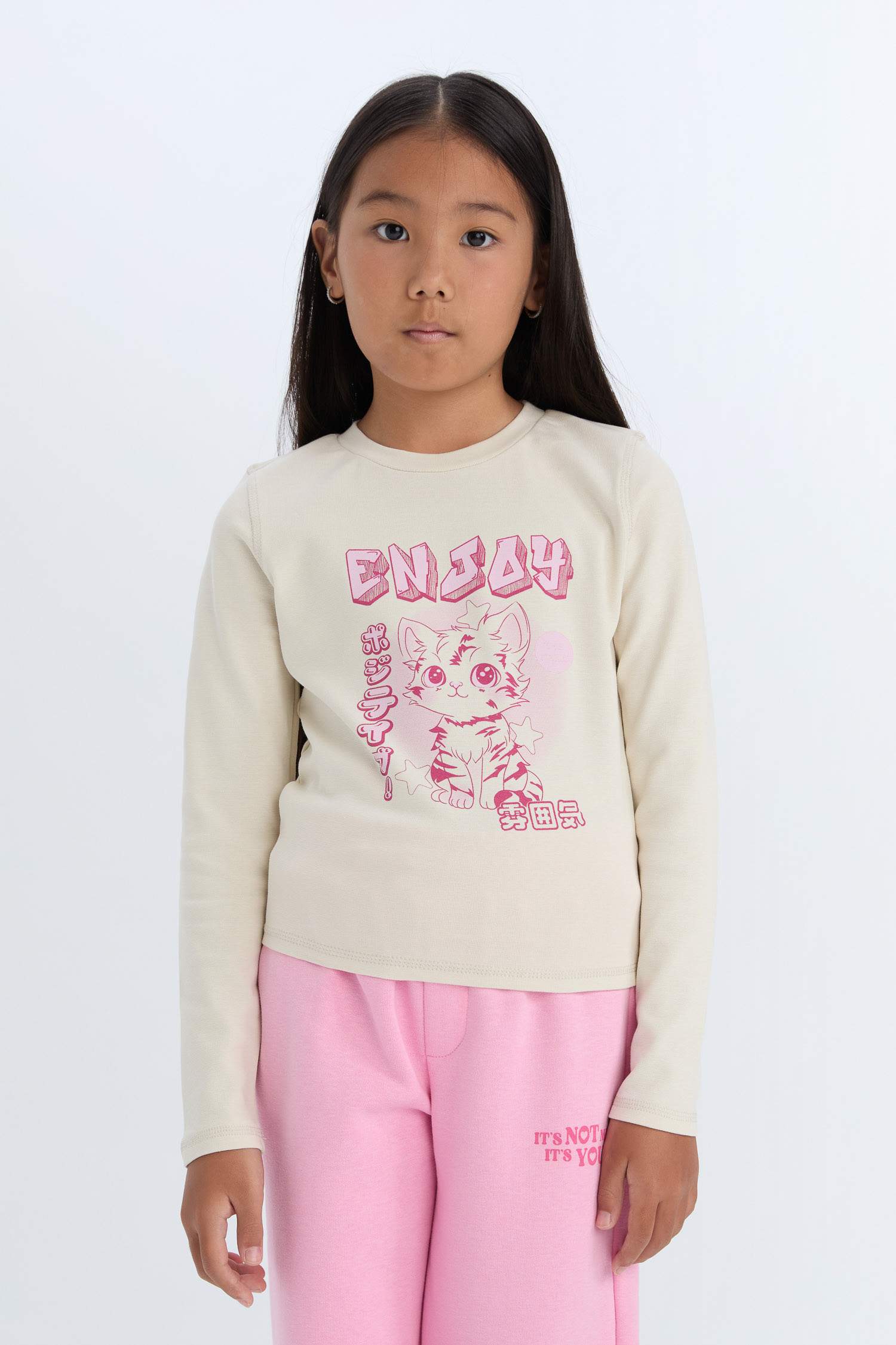 تي شيرت كروب بناتي كم طويل مضلع بطبعة شعار برقبة مستديرة