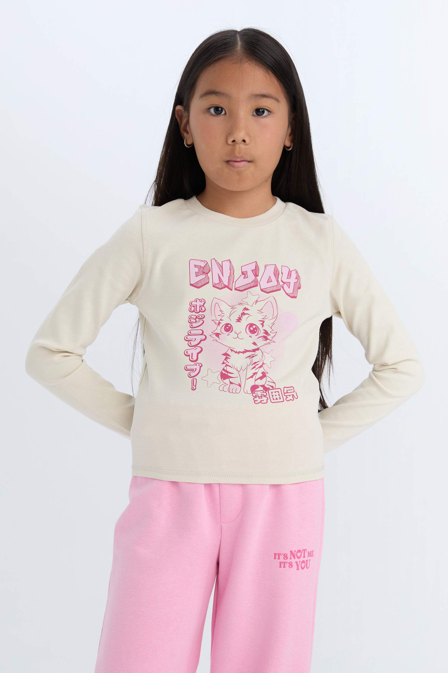 تي شيرت كروب بناتي كم طويل مضلع بطبعة شعار برقبة مستديرة