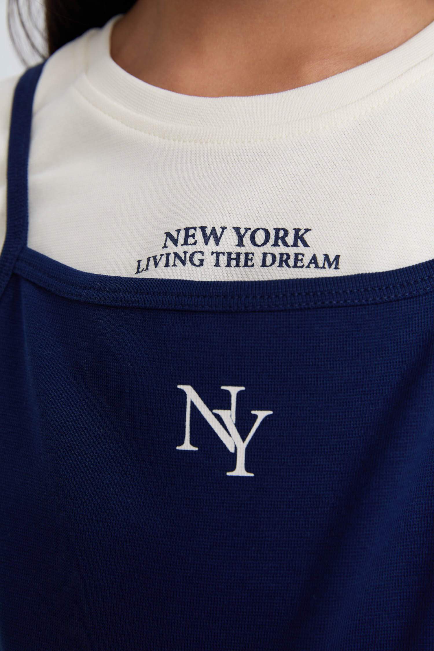 تي شيرت كروب بناتي كم طويل بطبعة شعار - قطعتين