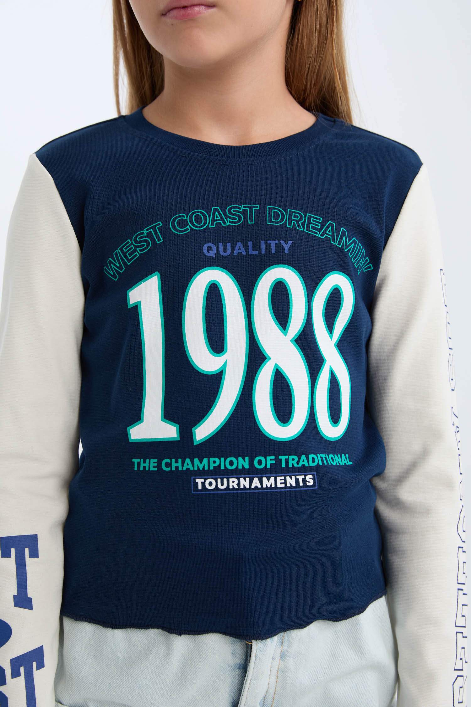 تي شيرت كروب بناتي ردن طويل مضلع بطبعة شعار برقبة مستديرة