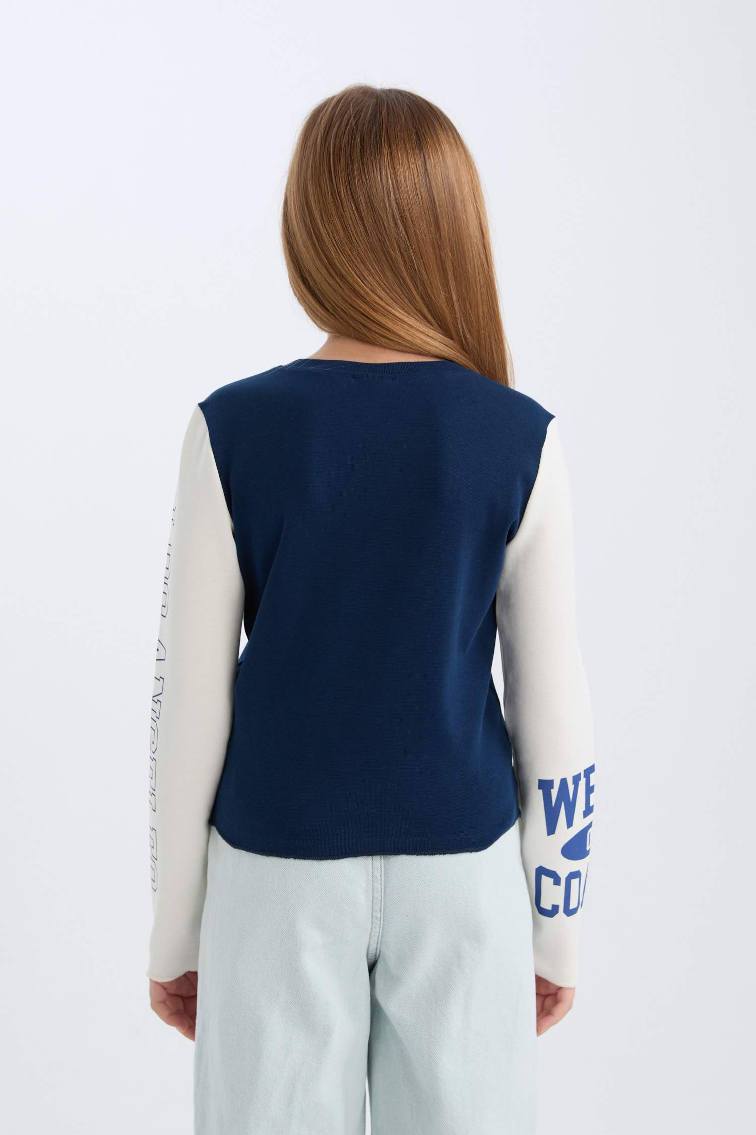 تي شيرت كروب بناتي ردن طويل مضلع بطبعة شعار برقبة مستديرة