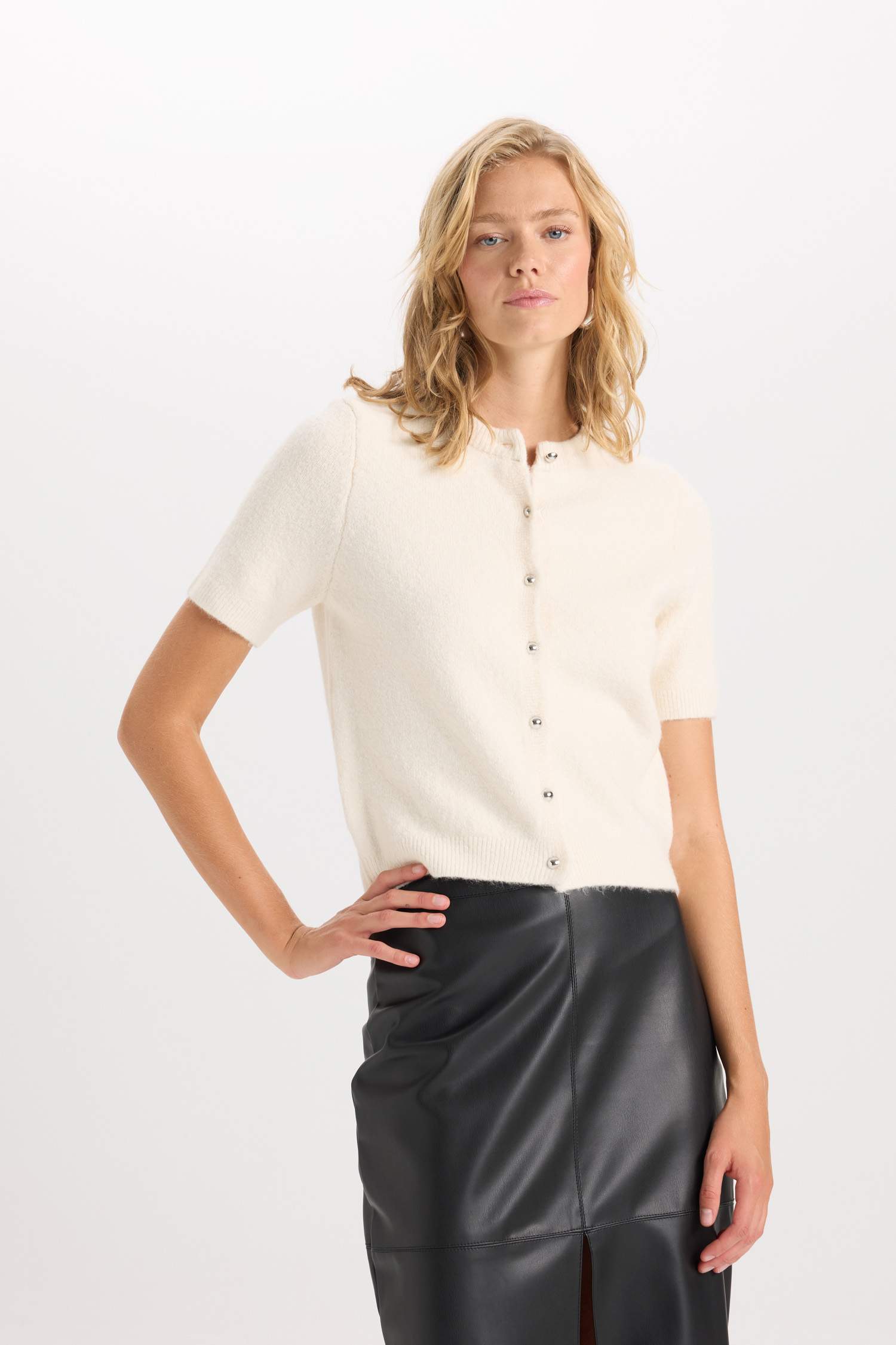 Regular Fit Bisiklet Yaka Basic Düz Düğmeli Kısa Kollu Triko Hırka