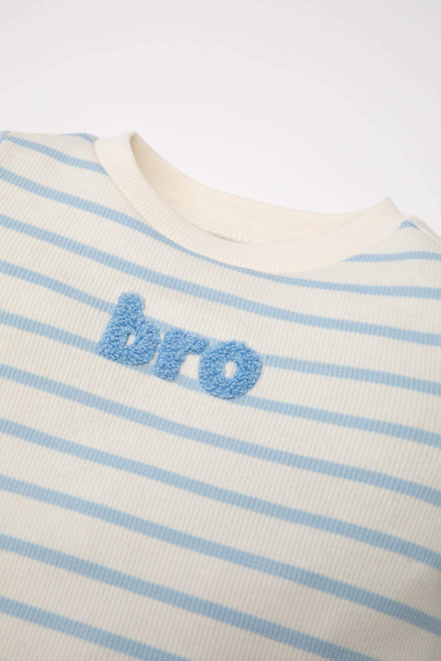 طقم بيجاما بيبي اولادي بطبعة شعار ريبانا قصة عادية - قطعتين