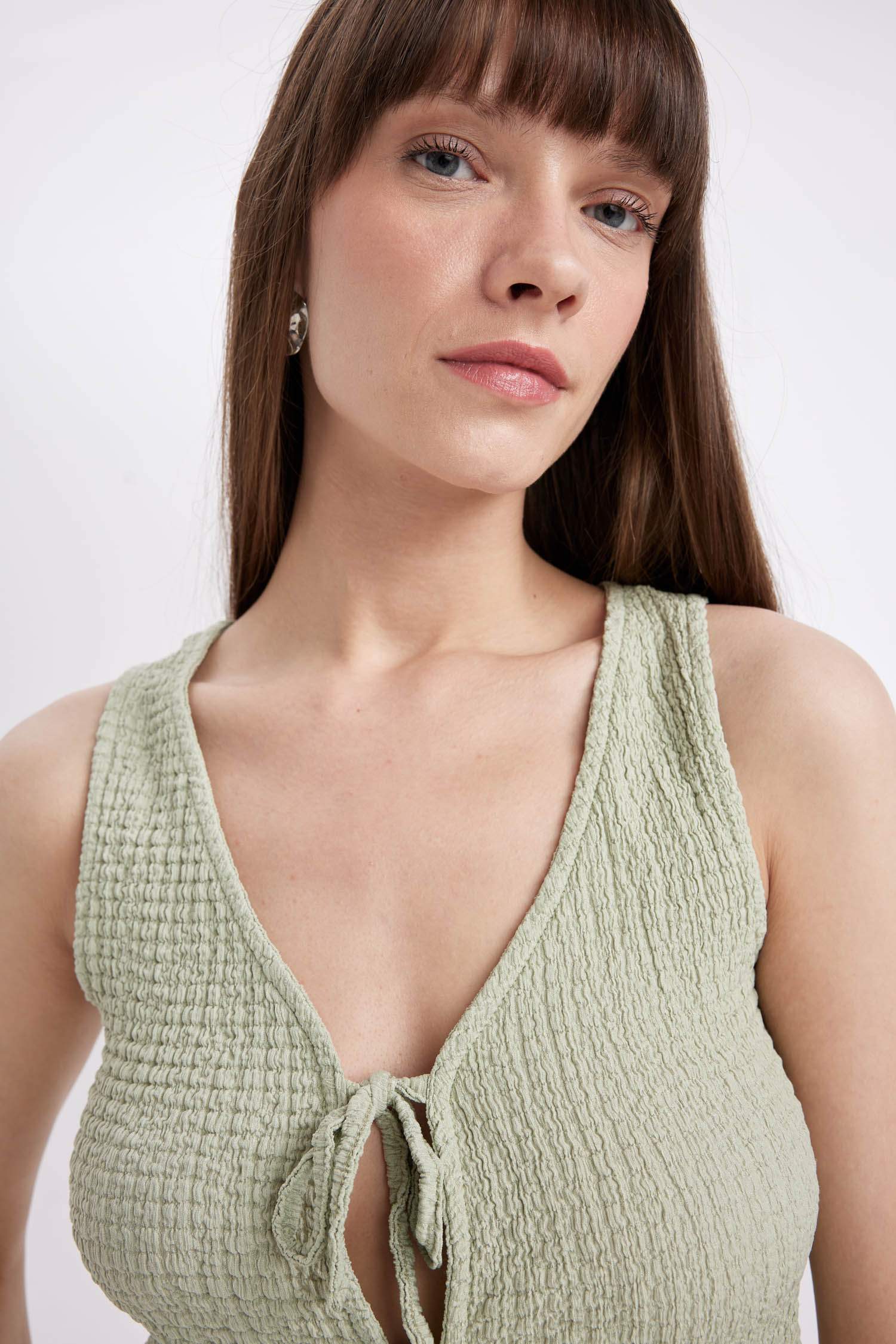 بلوزة كت برباط سليم فيت بياقة V