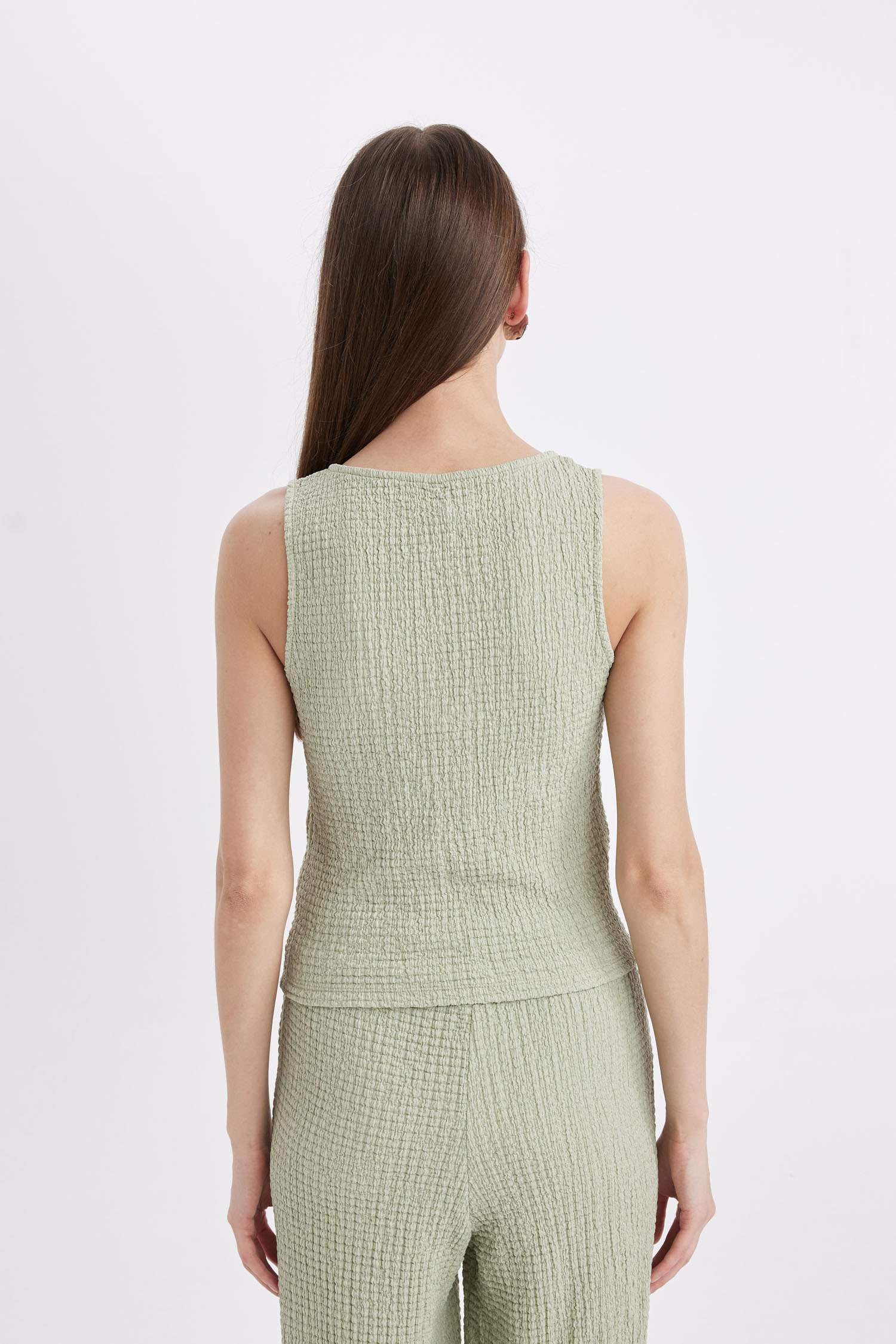 بلوزة كت برباط سليم فيت بياقة V