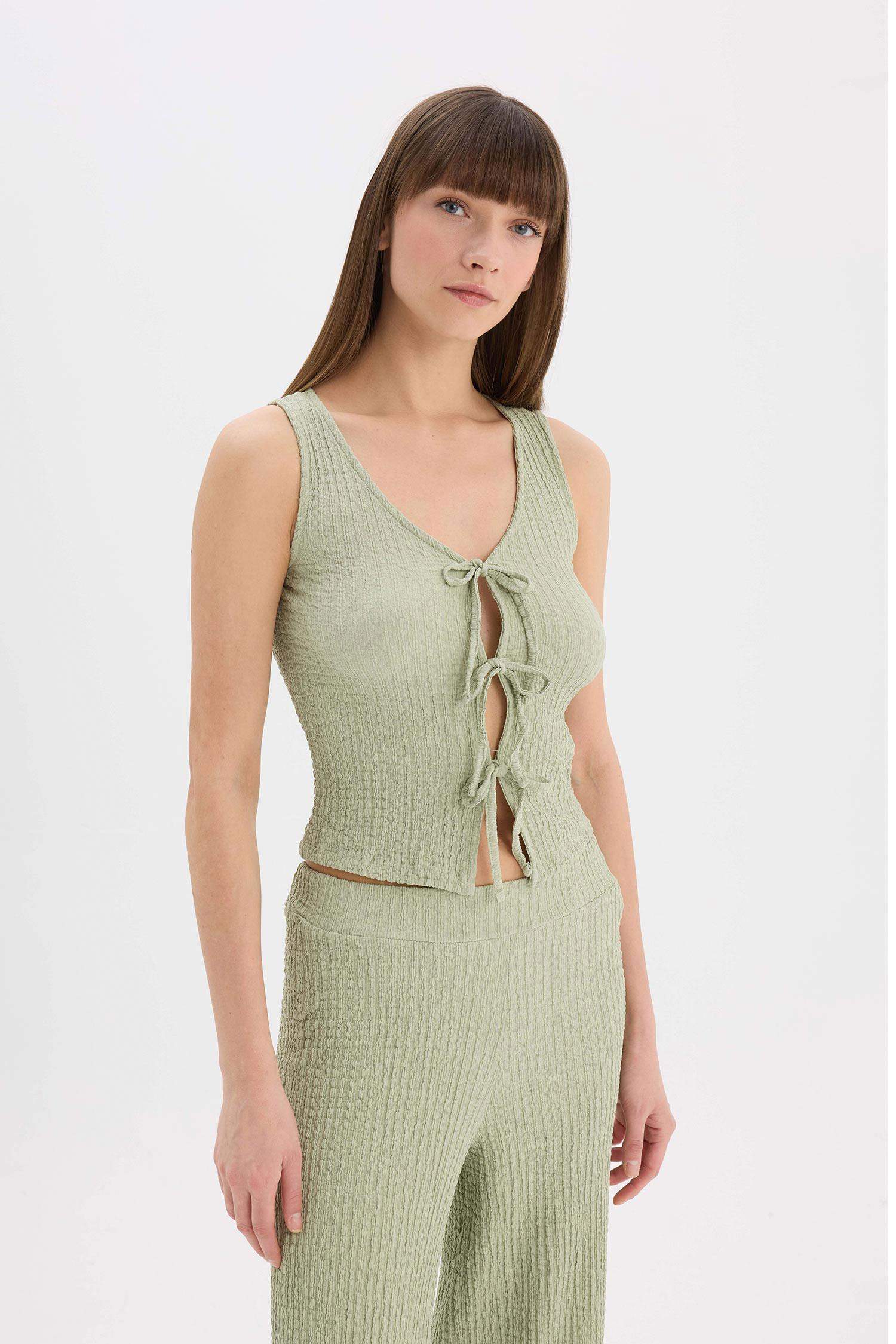 Slim Fit Dar Kesim V Yaka Önden Bağlamalı Bürümcük Kolsuz Bluz