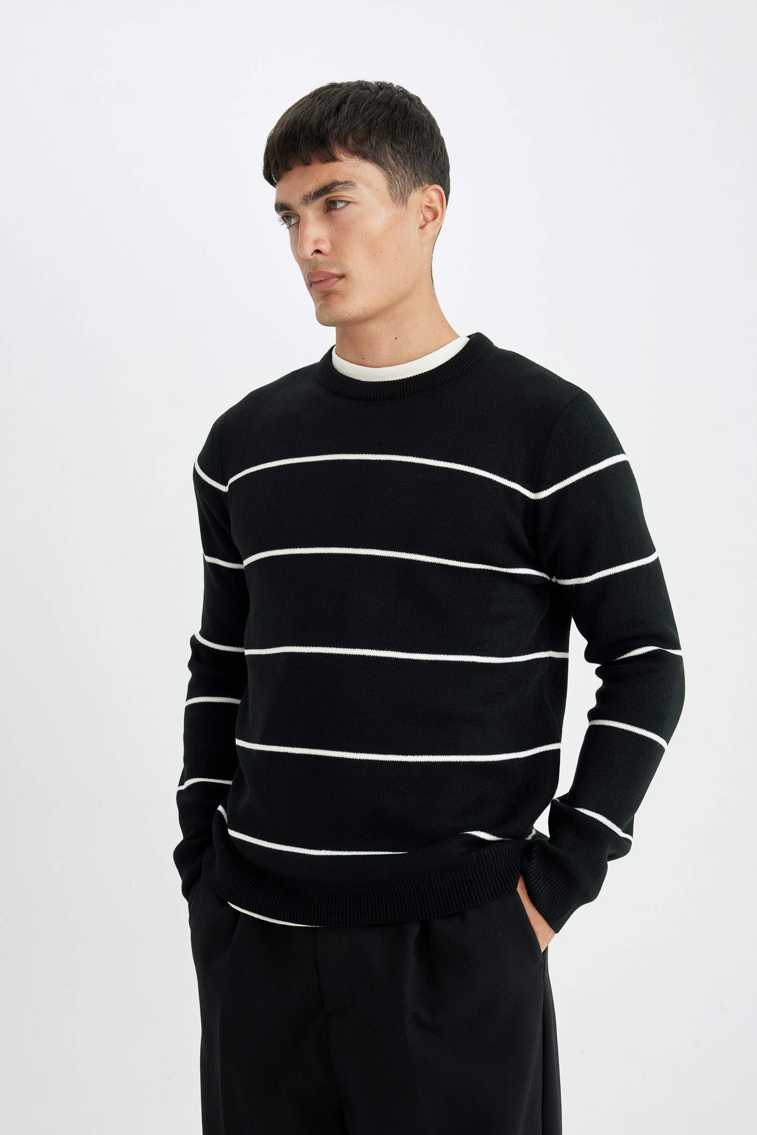 Standart Fit Normal Kesim Bisiklet Yaka Çizgili Triko Kazak