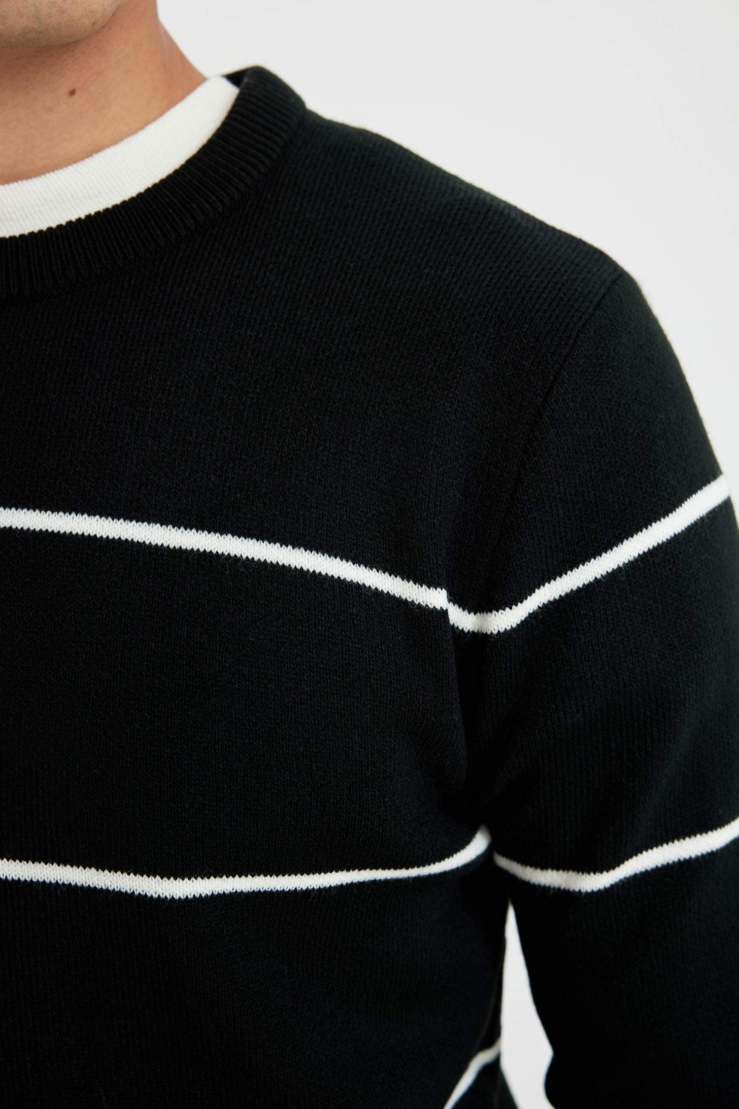 Standart Fit Normal Kesim Bisiklet Yaka Çizgili Triko Kazak