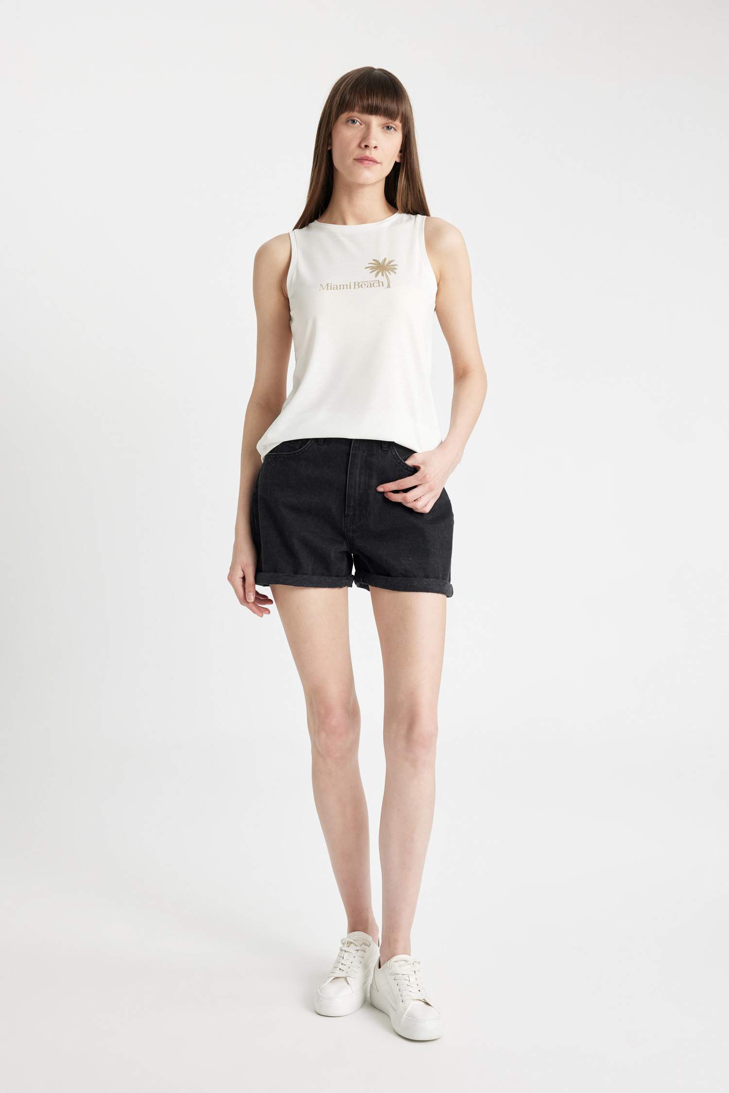 تيشيرت كت قصة عادية وطبعة شعار