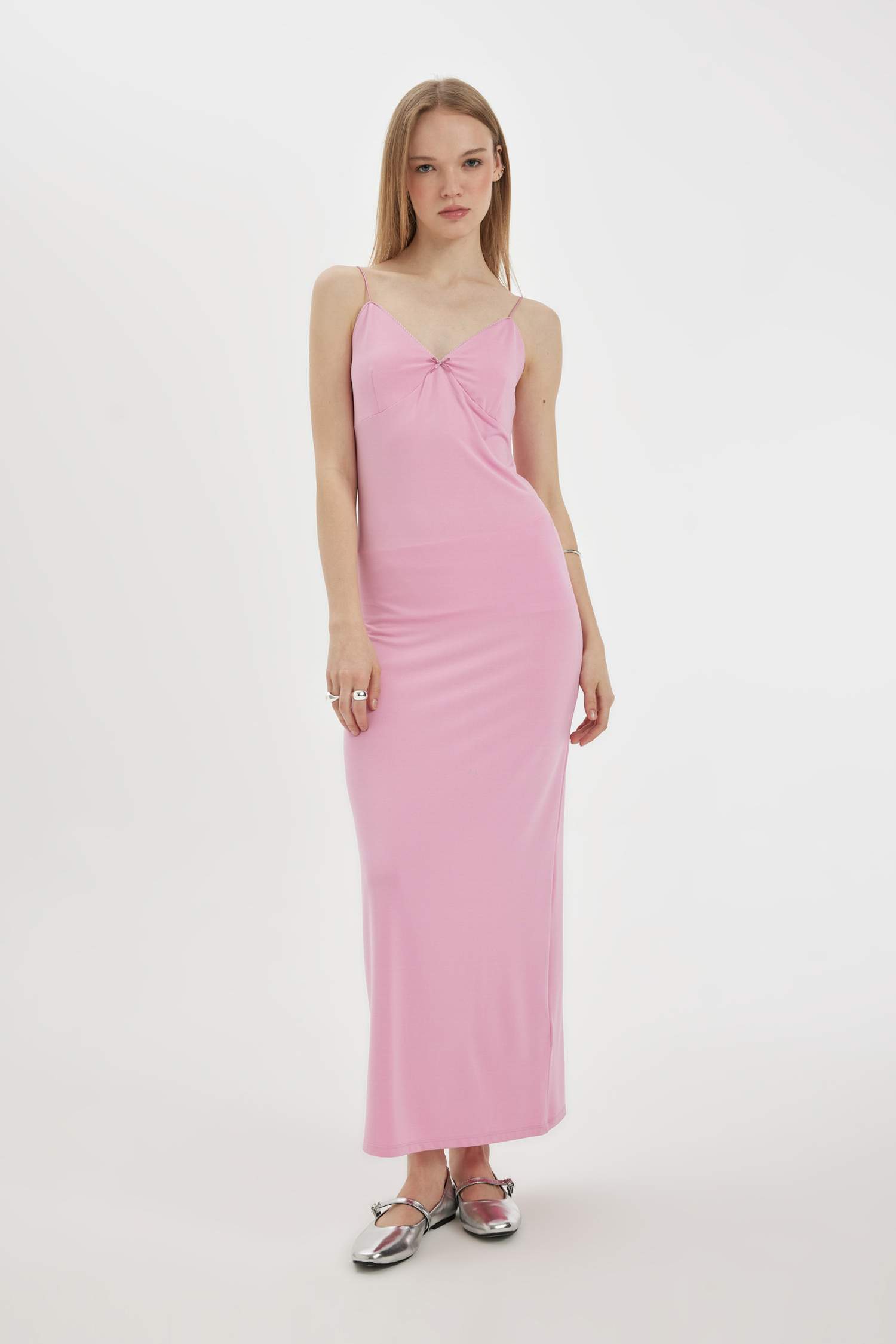 فستان طويل سليم فيت بياخة V بحمالات