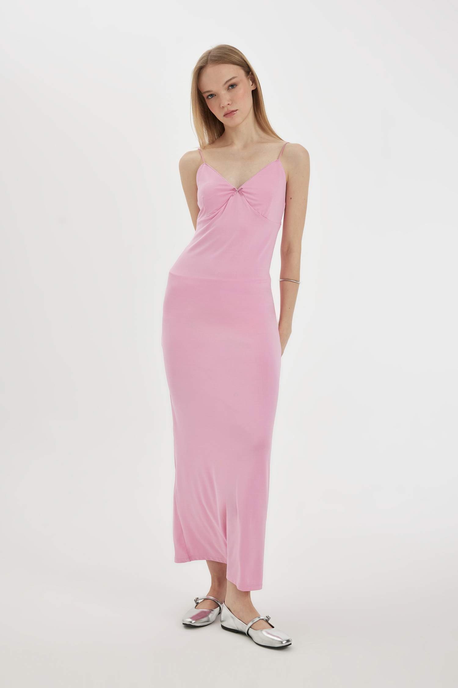 فستان طويل سليم فيت بياخة V بحمالات