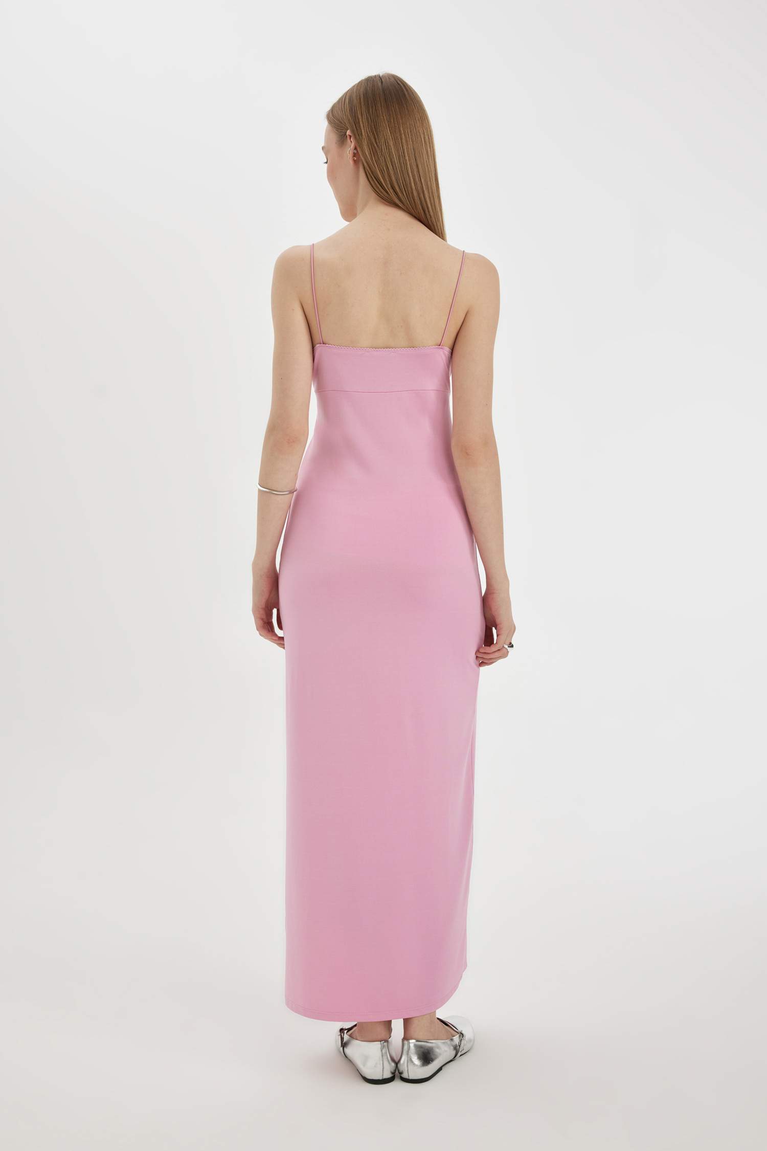 فستان طويل سليم فيت بياخة V بحمالات