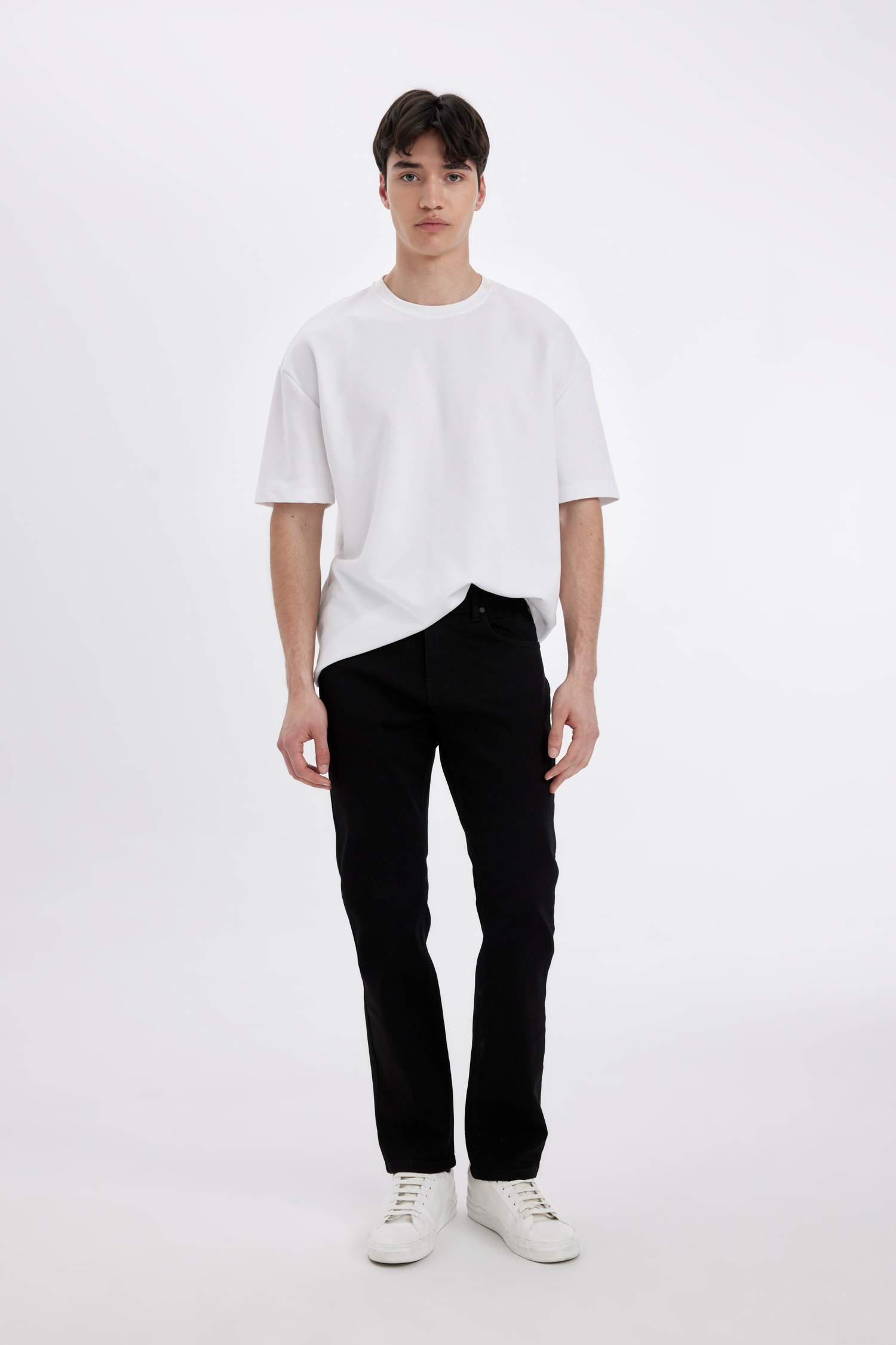 Sergio Regular Fit Normal Waist Pipe Leg Jeans