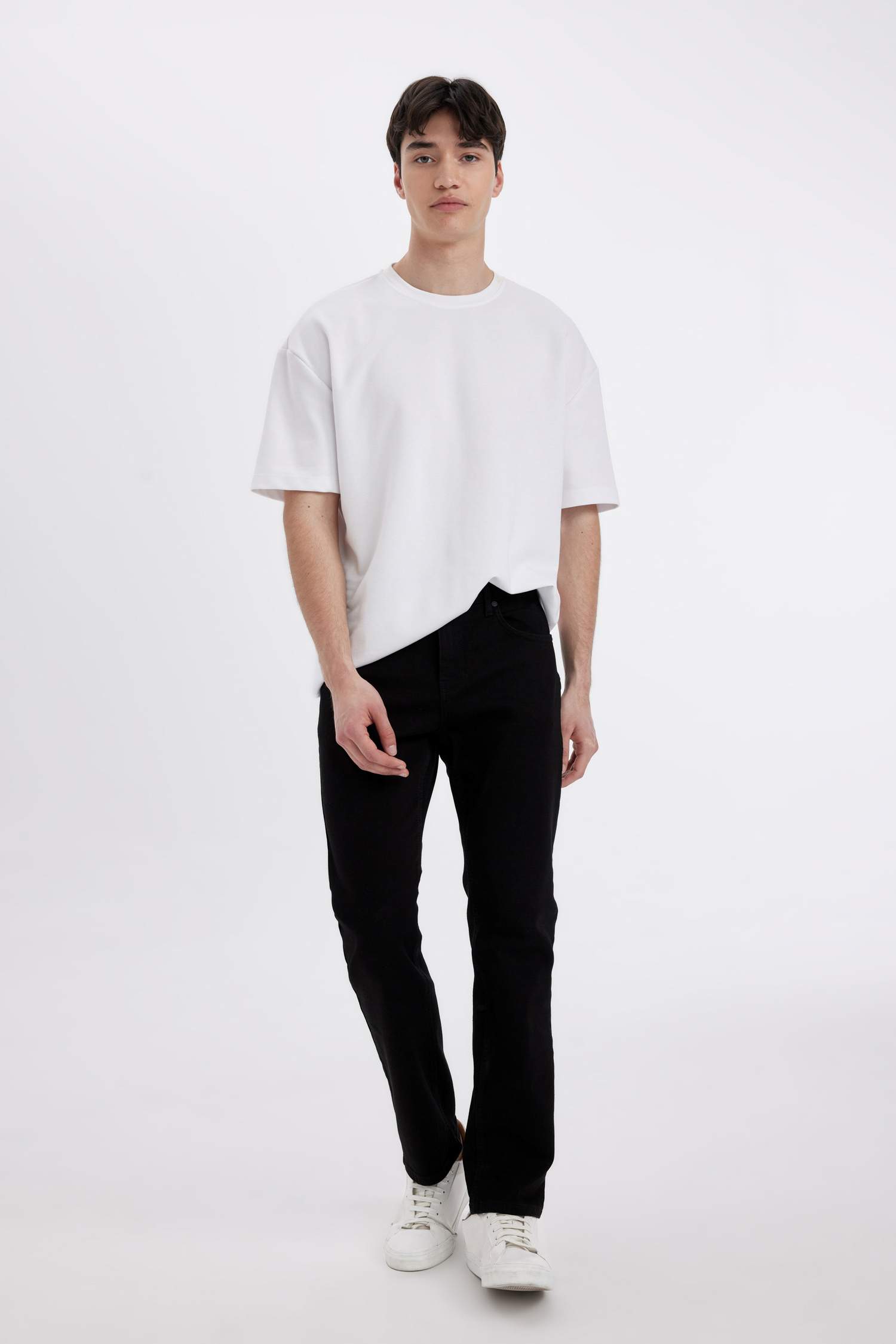 Sergio Regular Fit Normal Waist Pipe Leg Jeans