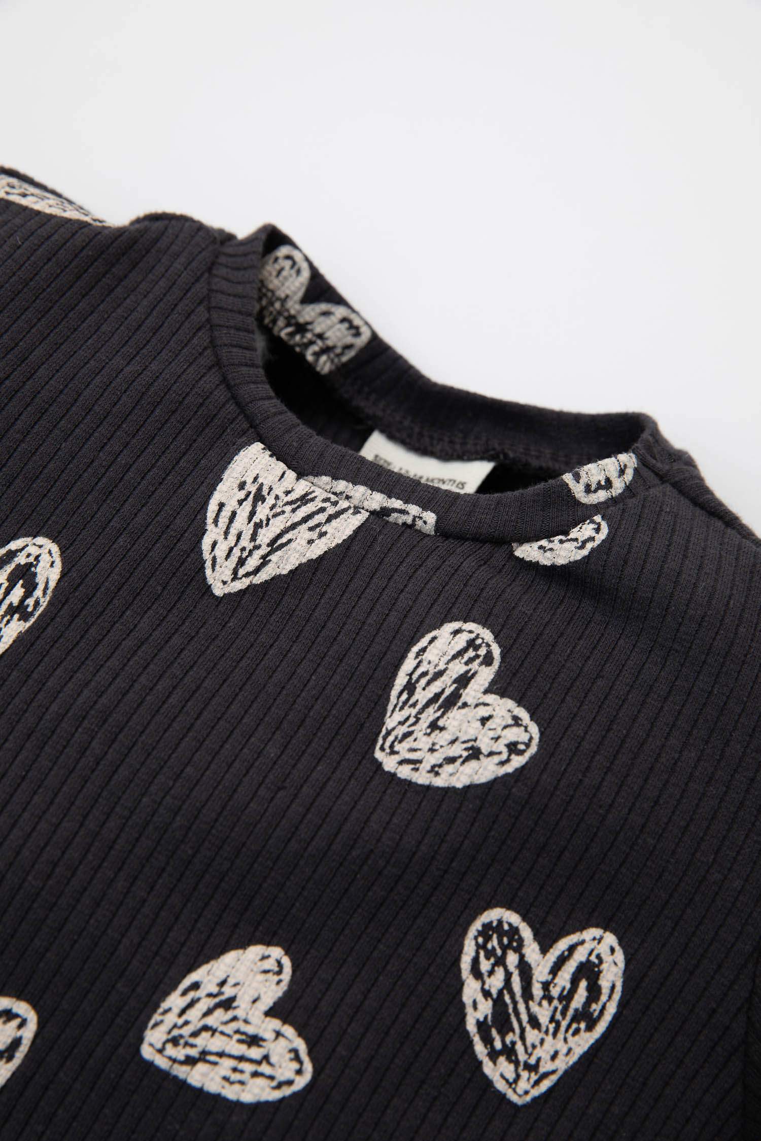 تيشيرت كم طويل مضلع قصة عادية بطبعة قلب