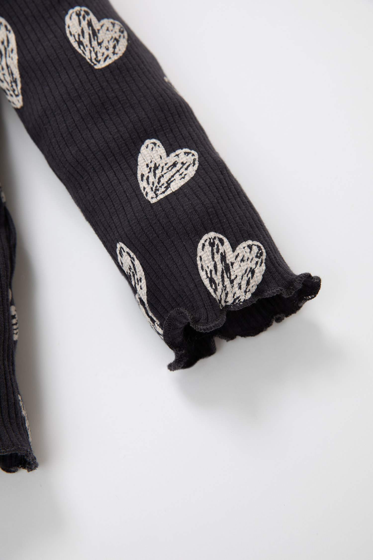 تيشيرت كم طويل مضلع قصة عادية بطبعة قلب