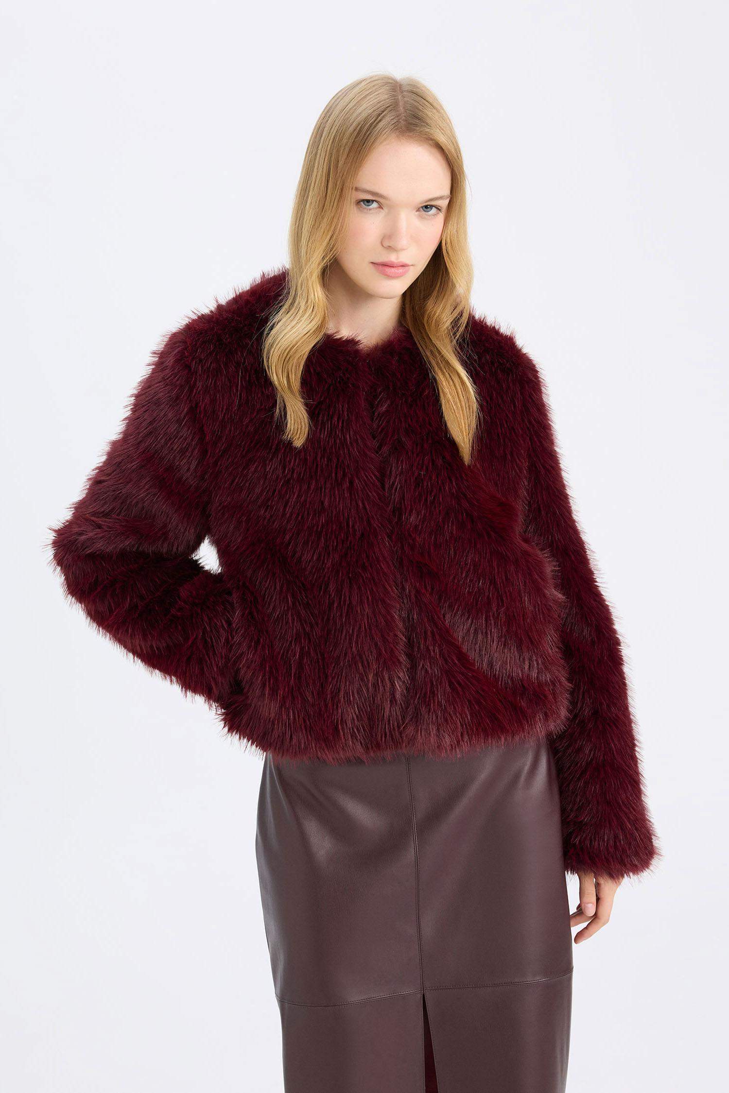 Jacket noir avec fausse fourrure