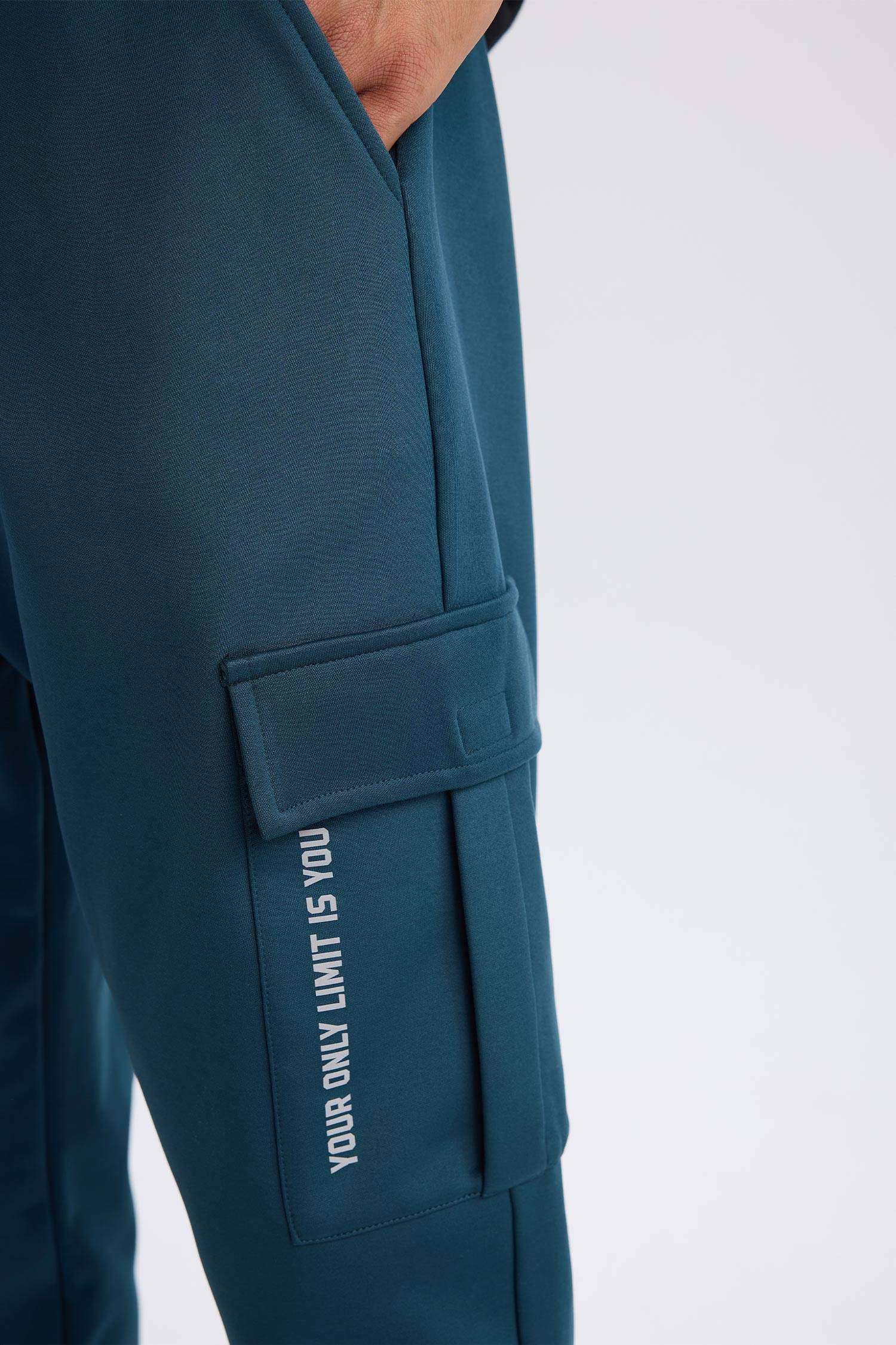 DeFactoFit Sporcu Jogger Eşofman Altı Standart Fit Üç Cepli Beli Bağcıklı Lastikli Paça