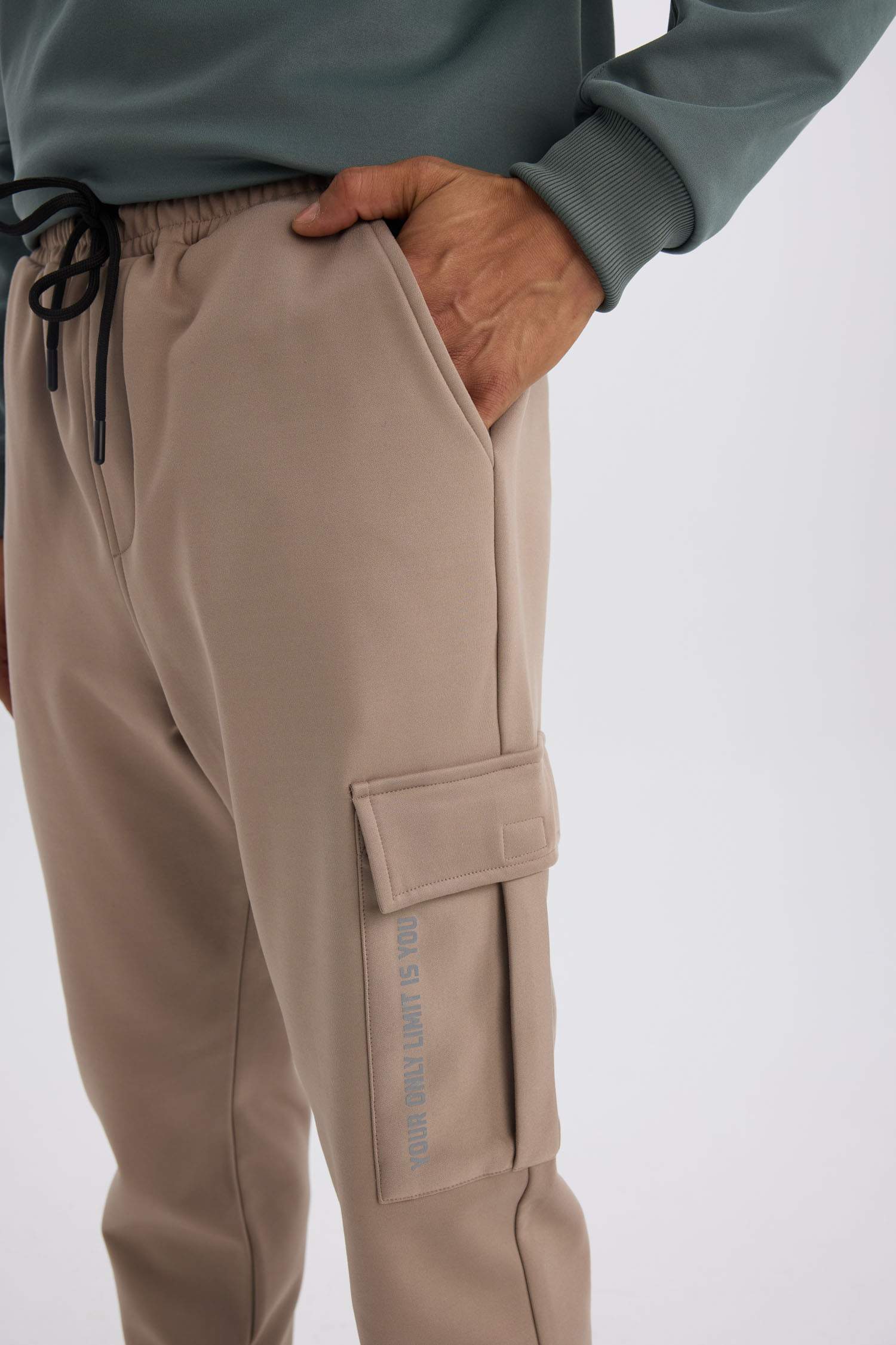 DeFactoFit Sporcu Jogger Eşofman Altı Standart Fit Üç Cepli Beli Bağcıklı Lastikli Paça