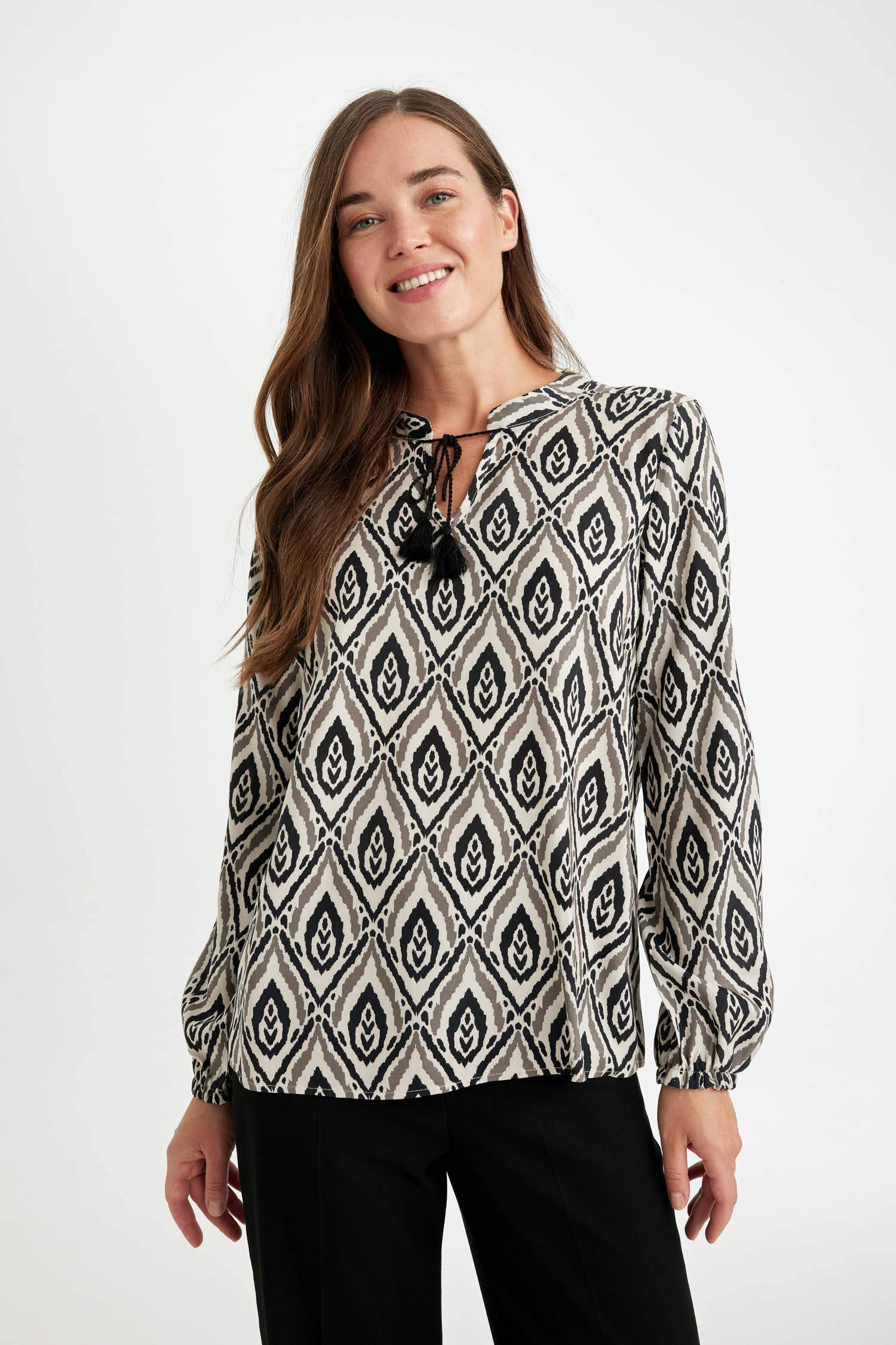 Regular Fit Apaş Yaka Desenli Viskon Uzun Kollu Bluz