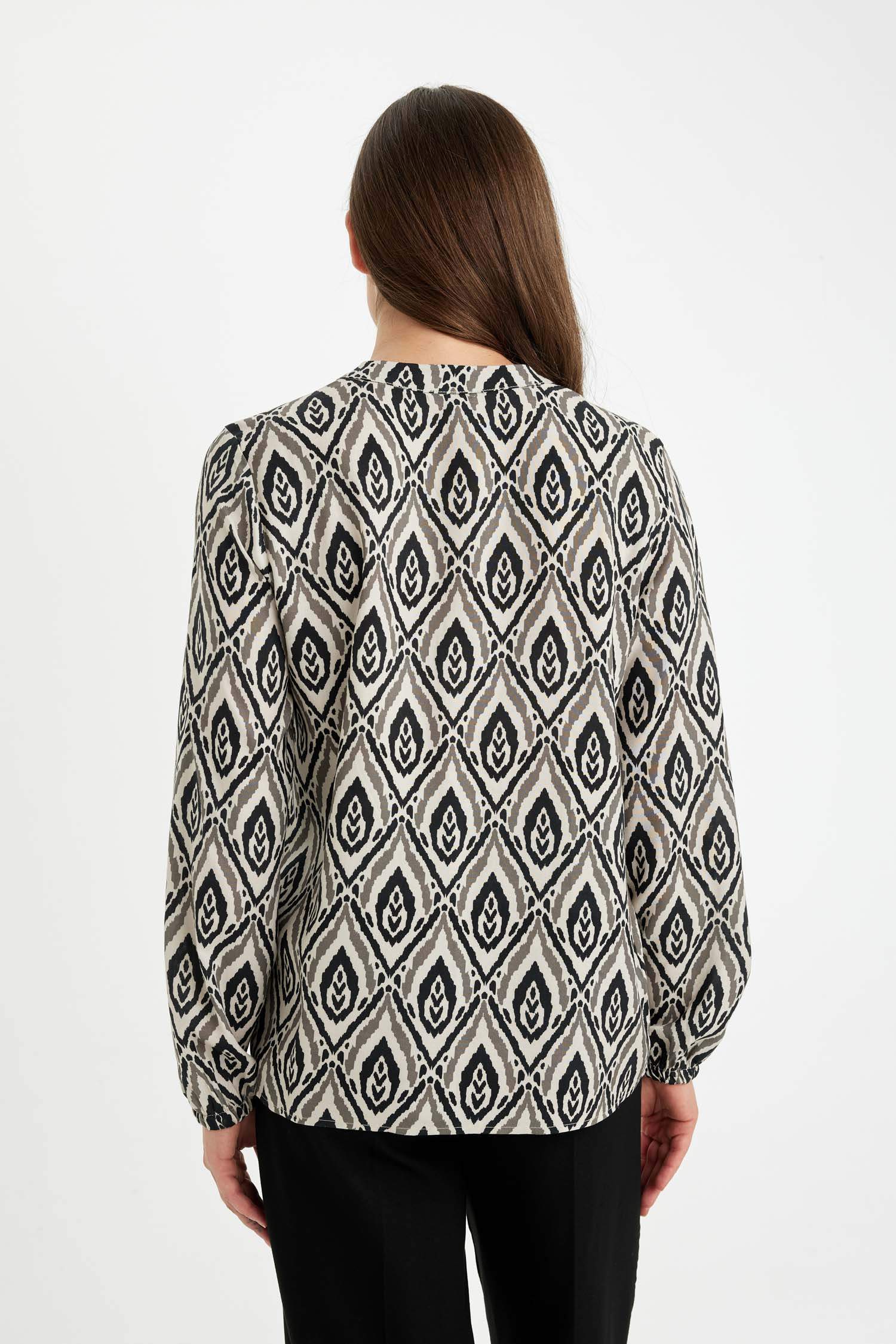 Regular Fit Apaş Yaka Desenli Viskon Uzun Kollu Bluz