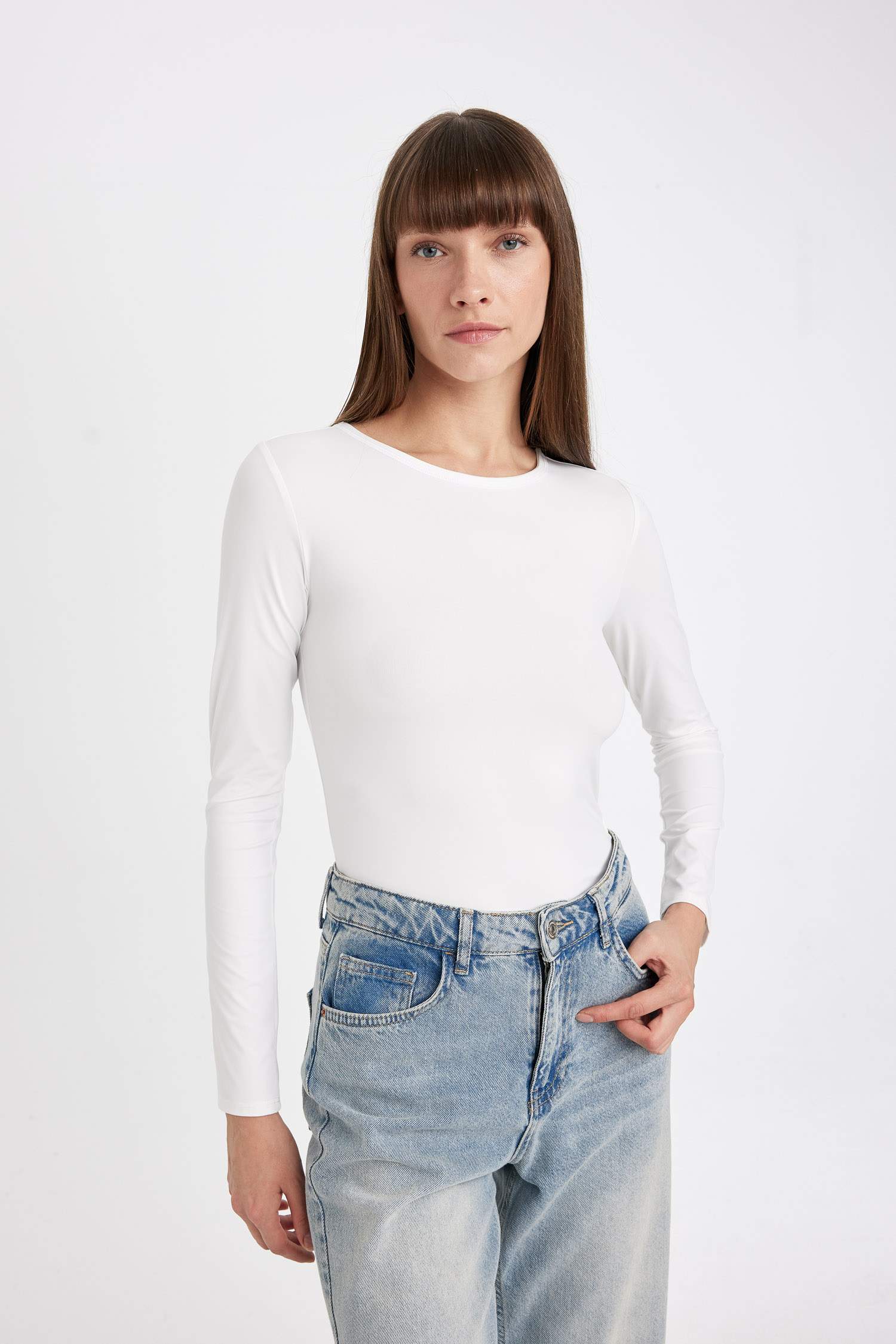 Beyaz Slim Fit Dar Kesim Bisiklet Yaka Basic Düz Uzun Kollu Tişört