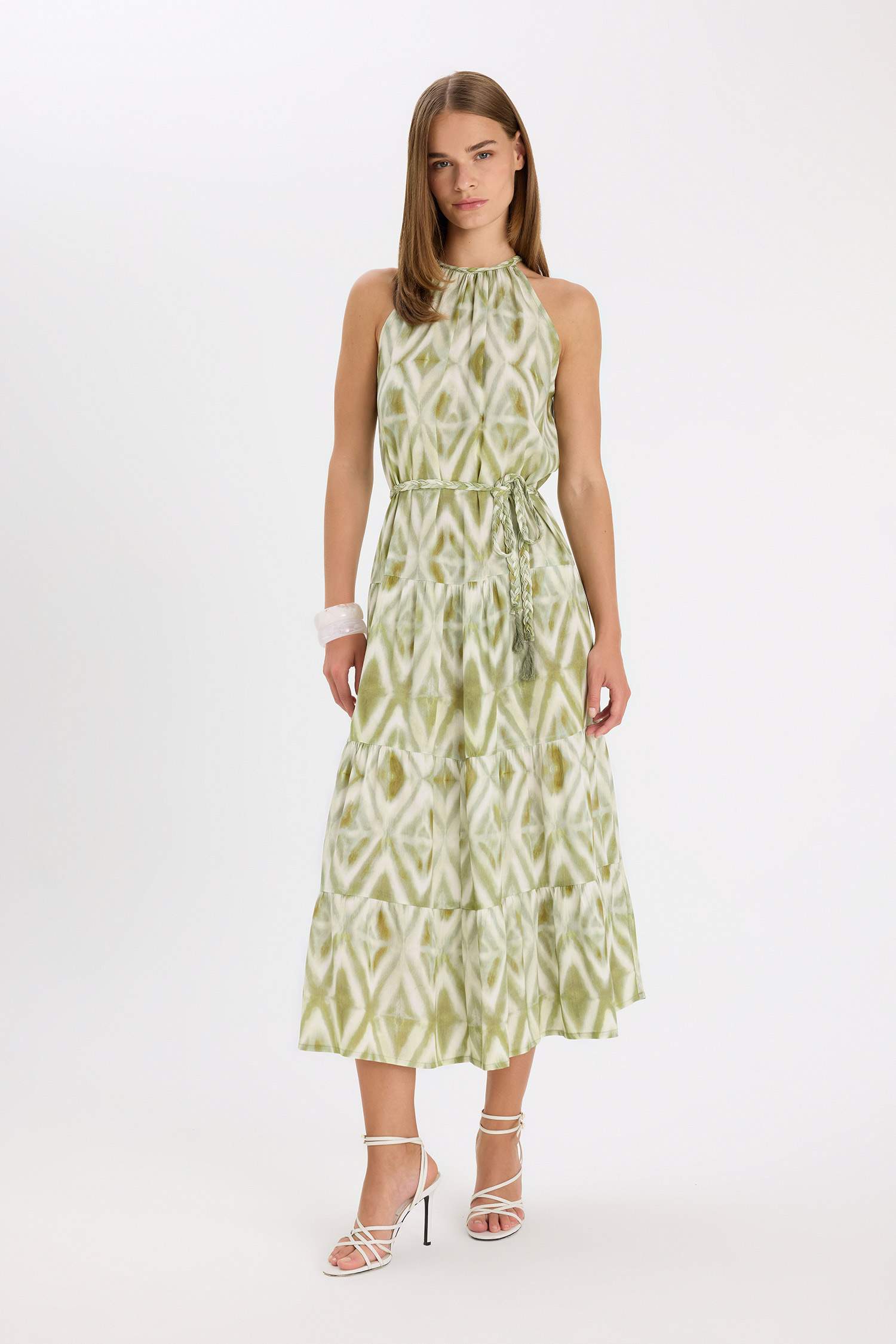 A Kesim Halter Yaka Desenli Krinkıl Kumaş Kemerli Kolsuz Maxi Abiye Elbise